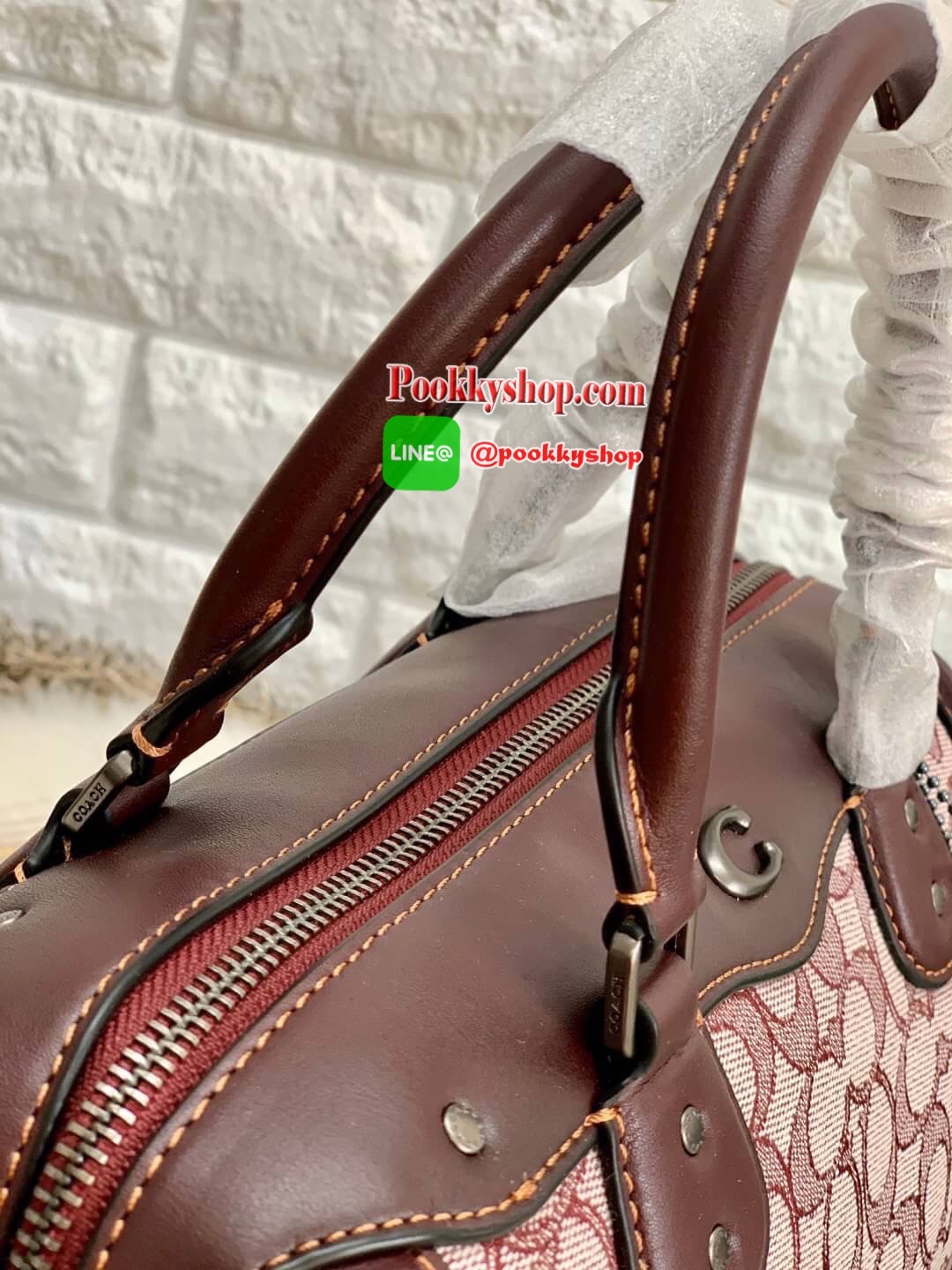 COACH IVIE BENNETT SATCHEL IN SIGNATURE JACQUARD BAG ✔️วัสดุผ้าJACQUARD +pvc ✔️ป้ายห้อยเป็นโลหะแบรนด์ ✔️เปิดปิดกระเป๋าแบบซิป ภายในใส่กระเป๋าสตางค์ใบยาวได้ ของอื่นๆจุค่ะรุ่นนี้ ✔️สายสะพายถอดออกได้ เลื่อนปรับระดับได้นะคะ