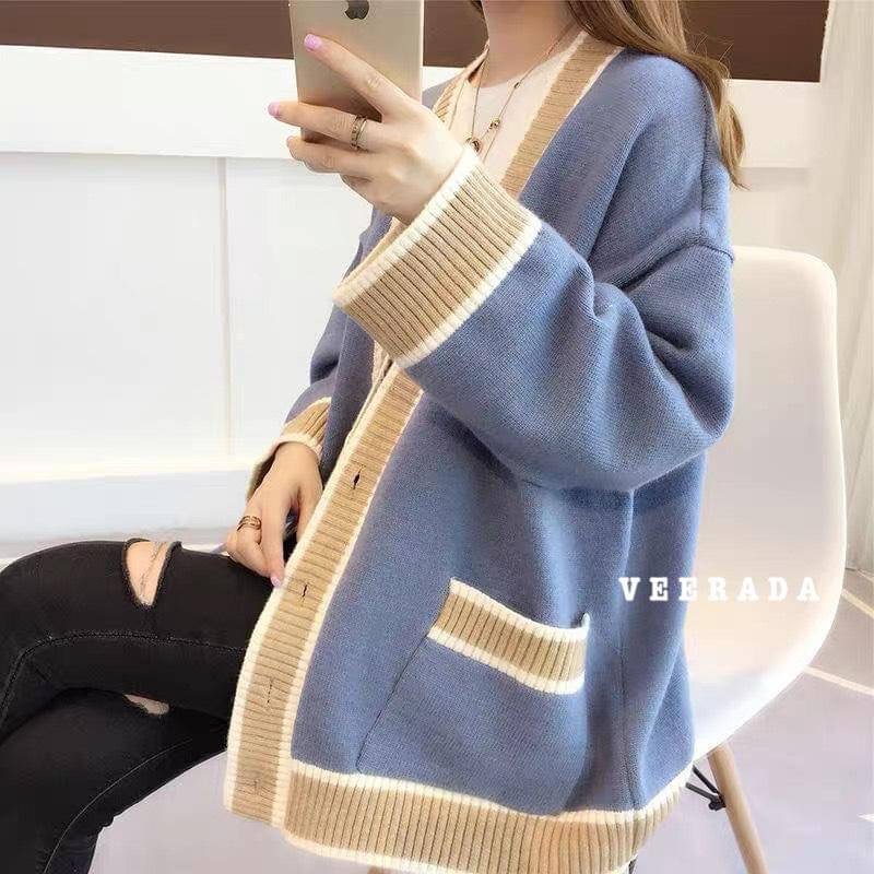 🌸New Collection🌸 Veerada Buttom Sweater เสื้อคลุมเทรนด์ใหม่ มาแรงงานกับการคลุมตัวใหญ่มีกระเป๋าหน้า เนื้อผ้านิ่มมาก ลายพื้นตัดลายเส้น น่ารักใส่ได้กันทุกวัยเลยจร้าเป็นขนาดฟรีไซส์