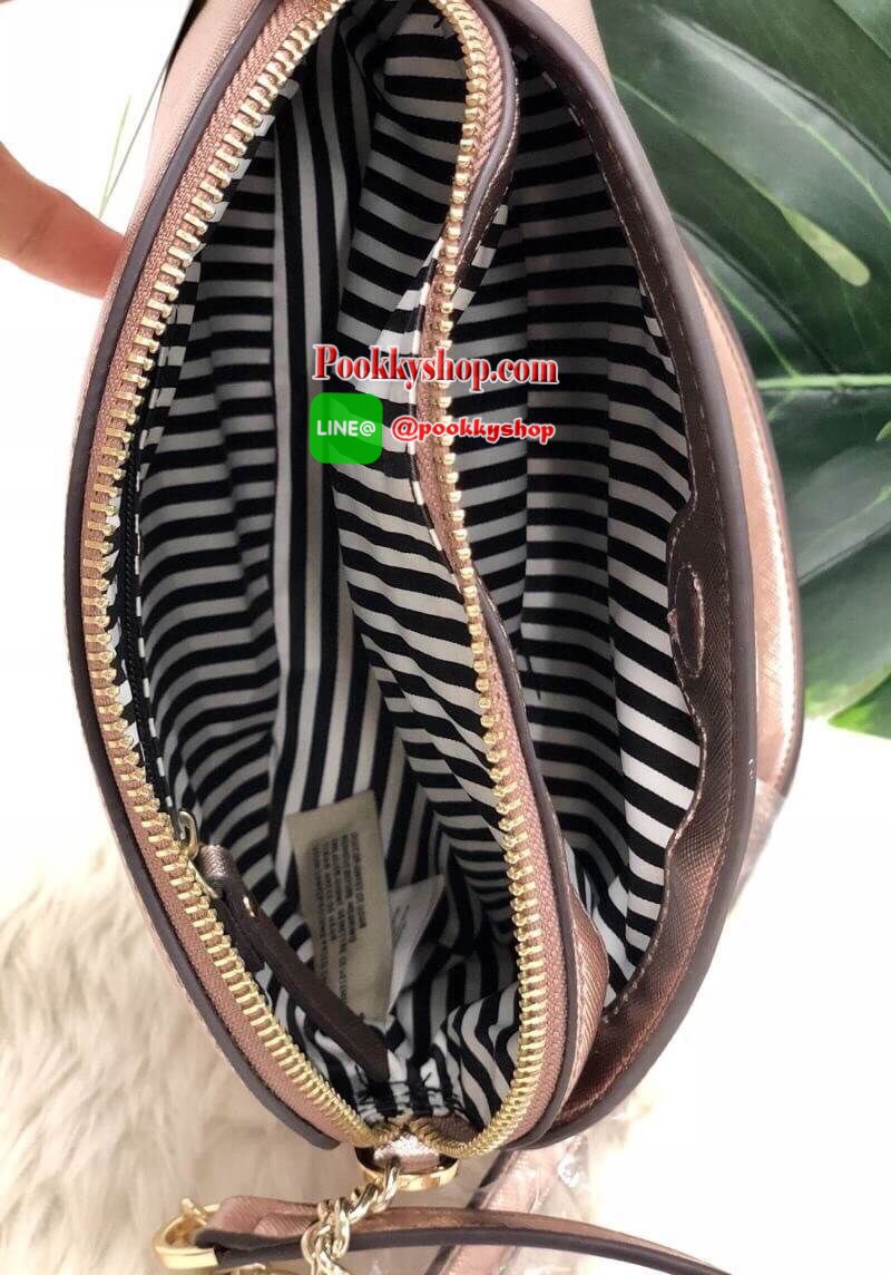 Kate Spade new york Cameron Street Crossbody With Zip Bag พร้อมส่งค่ะ!!! มีพร้อมส่งถึง 9 สีจ้า กระเป๋าสะพายข้างหรือแบบครอสบอดี้ร์ ลายหนังซาฟเฟียโน่ ทรงน่ารัก ใบจริงน่าใช้มากๆค่ะ ด้านหน้าติดโลโก้แบรนด์ มีช่องแม่เหล้กให้ใส่ของหนึ่งช่อง เปิดปิดช่องหลักแบบซิป