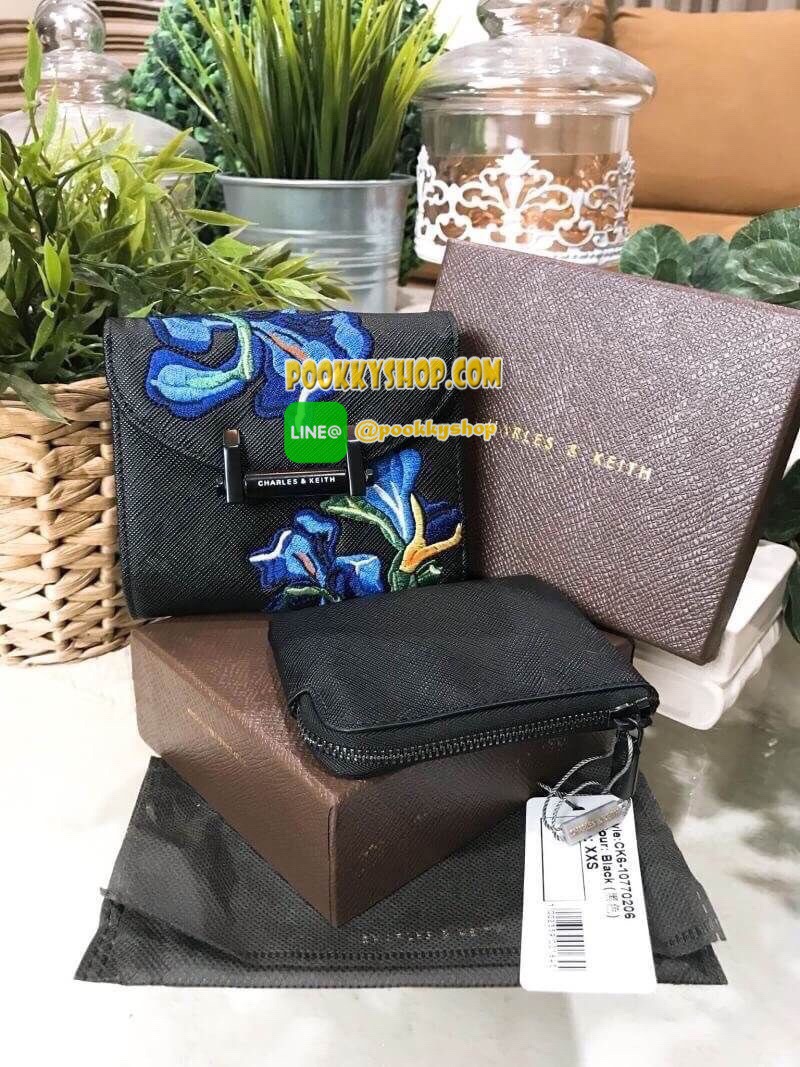 พร้อมส่งความน่ารัก! BEST SELLER! CHARLES & KEITH Peforated Wallet กระเป๋าสตางค์ใบสั้นพับ3ตอนรุ่นยอดนิยมวัสดุหนัง Saffiano สีดำประดับลายดอกไม้ Van Goh คลาสสิค ดีไซน์สวยเก๋ไม่ซ้ำใคร ด้านหน้าปั้มโลโก้เปิดปิดด้วยกระดุมเเม่เหล็ก ภายในมีกระเป๋าเล็กช่องซิปสำหรับ