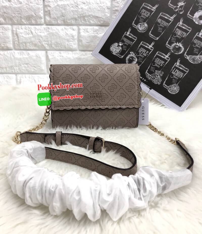New arrival !!! GUESS Rayna Mini Faux Crossbody Bag 2018 กระเป๋าสะพายข้างหรือแบบครอสบอดี้ร์ได้ ลายหนังปั้มโลโก้แบรนด์ทั้งใบ หนังนิ่มมากกค่ะ!!! ด้านหน้ามีโลโก้แบรนด์ เปิดปิดกระเป๋าแบบกระดุมแม่เหล็ก ภายในโล่ง สมารถใส่มือถือรุ่น plus ได้;ตลับแป้งได้ค่ะ มีช่อ