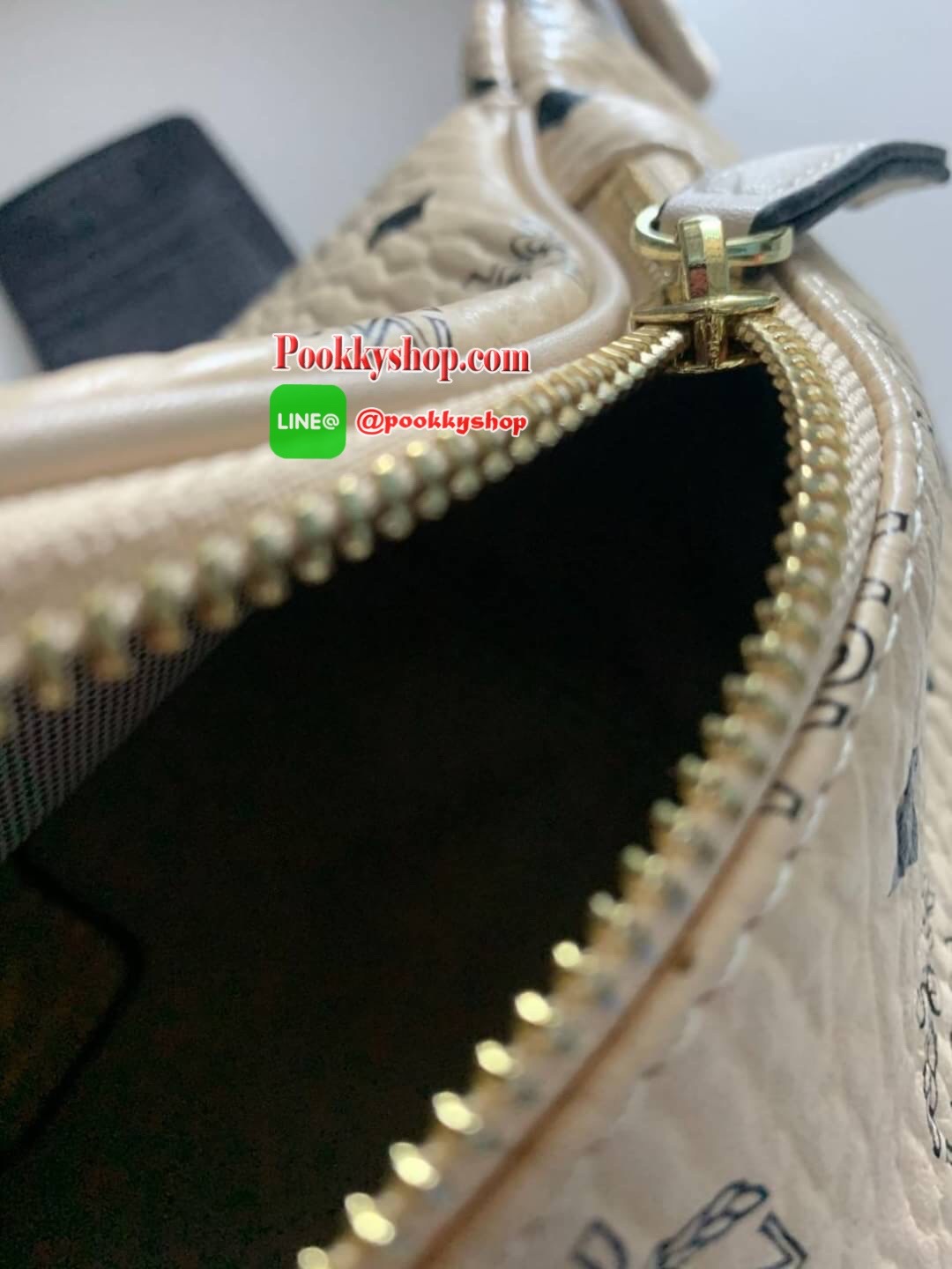 MCM Fursten ลาย Visetos กระเป๋าคาดอก/เอว ที่เข้ากับทุกไลฟ์สไตล์ จะคาดรอบเอวหรือพาดลำตัวก็ให้ลุคสตรีทแบบทันสมัย วัสดุหนังสังเคราะห์เคลือบผิวลาย Visetos หนังดีมากๆ ค่ะเปิด-ปิดด้วยซิป 2 ทาง ด้านหลังมีช่องซิปยาว 1 ซิป ด้านในโล่งกว้าง และมีช่องสำหรับเก็บของจุก