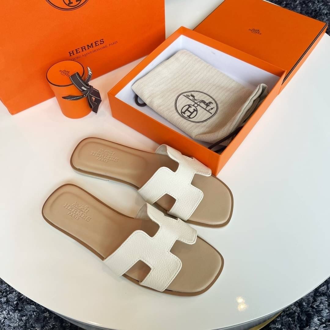 พร้อมส่ง รองเท้าแตะ Hermès สีพาสเทล ตัวใหม่ล่าสุด สีน่ารักมากกทุกสี คัดสีออกมาแล้วแมสที่สุด ให้เข้ากับเท้าสาวๆ ขับผิวมากคะ พื้นปั้มแบรนด์