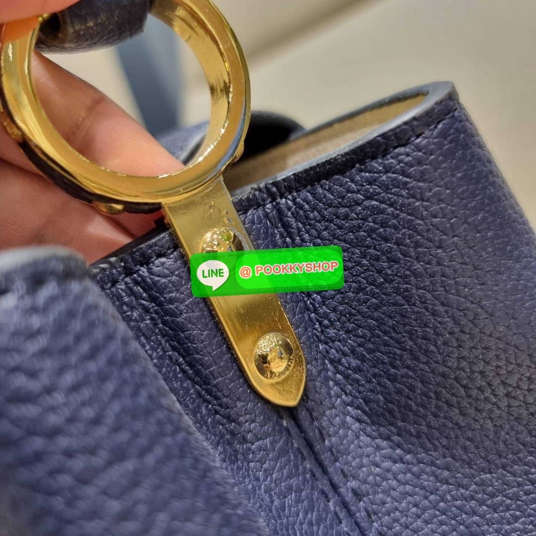 NEW IN!! LV capucines top handle วีไอพีพรีเมี่ยมกิ๊ฟจากเคาน์เตอร์ ที่สุดของความสวยในราคาเบาๆ กระเป๋าถือสุดหรู ดีไซน์ทรงคลาสสิค พร้อมลวดลายหรูหรา มาพร้อมหูจับในตัว ด้วยรูปทรงวินเทจและวัสดุหนังลูกวัว สัมผัสดี ขับผิว ทำให้ไอเท็มนี้สะกดทุกสายตาจริงๆ และยังมีล