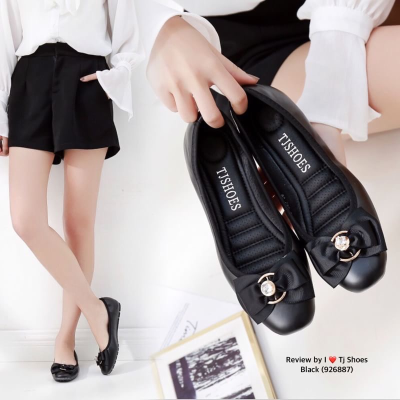 ใครชอบเกร๋ๆน่ารักๆ ใส่นุ่มเบาสบายต้องคู่นี้เลยจร้า พร้อมส่ง รองเท้าคัชชูเพื่อสุขภาพ รุ่นนี้เป็นงานสั่งทำพิเศษใช้วัสดุเกรดดีทั้งคู่ หนังนิ่มมากกกกก บิดได้งอได้ ส้นเกรด A พื้นบุนิ่มมีรูระบายอากาศใส่แล้วไม่อับเท้า น้ำหนักเบา ใส่นุ่มเดินสบายเท้ามากๆ ใส่แล้วปั