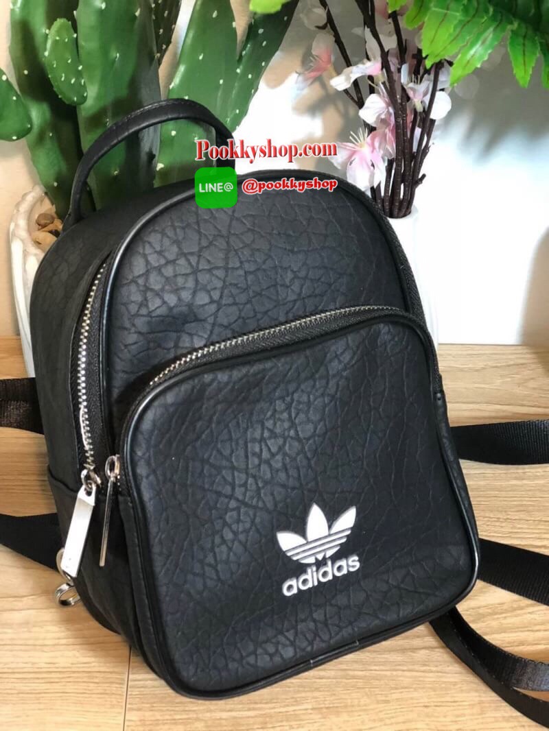 ADIDAS MINI BACKPACK กระเป๋าเป้หรือสะพายหนังPu คุณภาพดี สไตล์ Sport ขนาดมินิ น้ำหนักเบา ด้านหน้ามีโล้โก้และช่องซิป เปิดปิดด้วยซิปสะดวกใช้ หัวซิปแบรนด์ ภายในมีช่องใส่ของ หูจับถนัดมือ สายสะพายปรับได้ตามต้องการ สามารถสะพายเป็นเป้ หรือกระเป๋าสะพาย Crossbody ใ