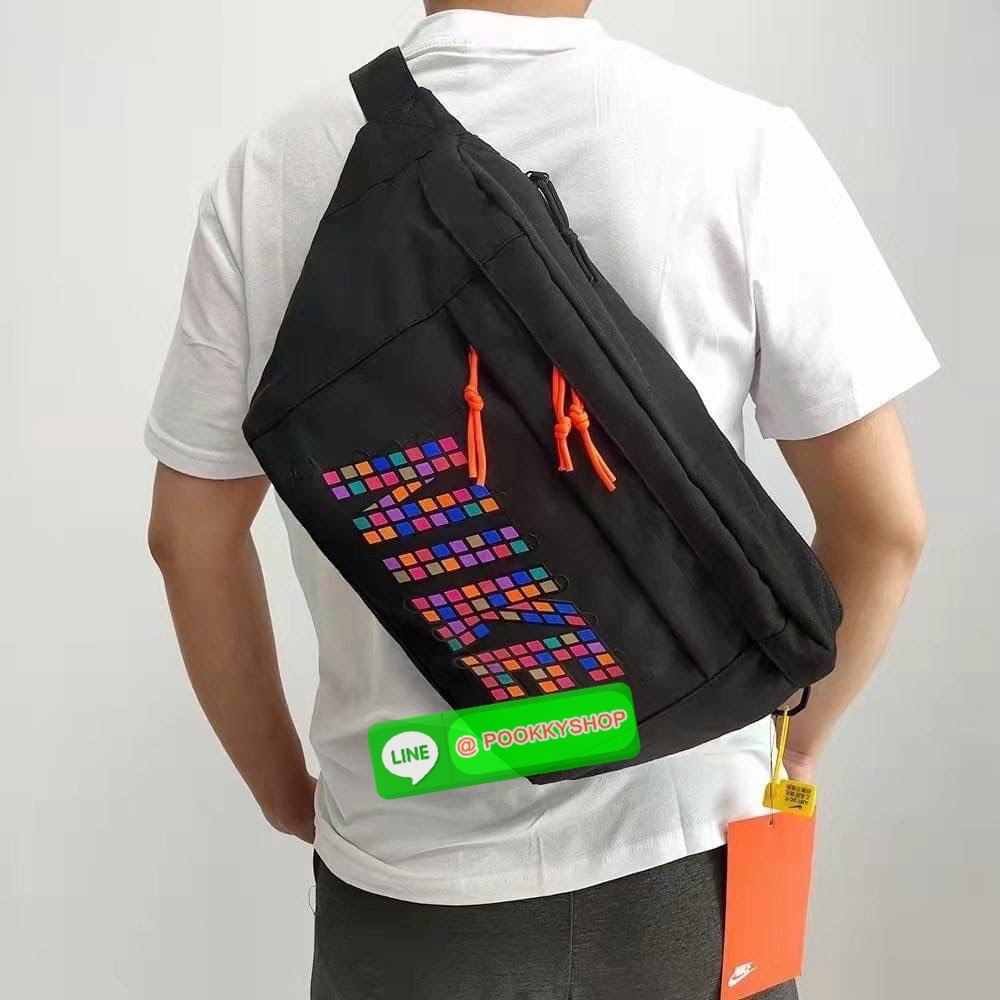 Nike Tech hip pack กระเป๋าคาดเอว Nike Tech รุ่นใหม่ชนช้อป!! ให้คุณหยิบใช้อุปกรณ์กีฬาและพกพาได้อย่างง่ายดาย พร้อมโดดเด่นด้วยกระเป๋าซิป 2 จุดสำหรับเก็บสิ่งของ และสายกระเป๋าแบบปรับได้เพื่อให้แนบกับลำตัว ใช้งานได้คล้องตัว ใส่ของได้จุสมใจเลยคร้า