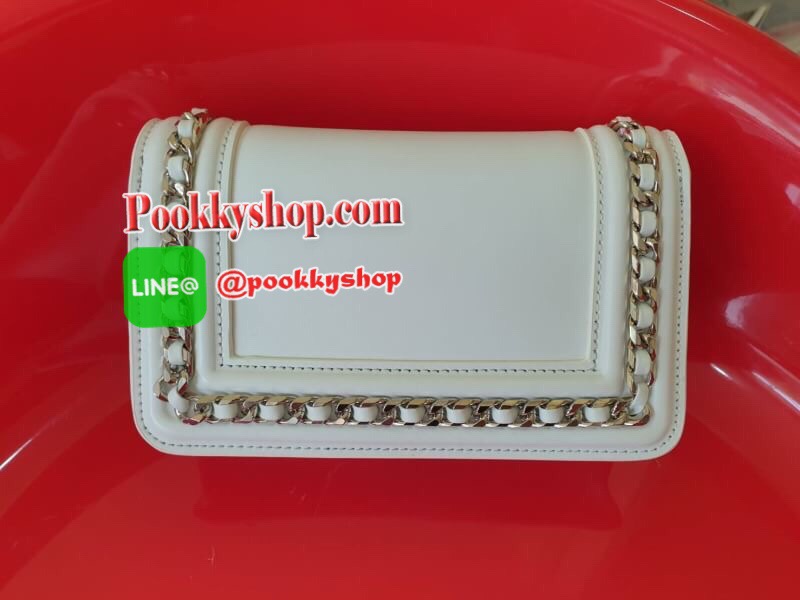 Charles&Keith Chain Rimmed Clutch กระเป๋าสะพายรุ่นใหม่!!ทรงcrossbodyหรือถอดสายถือเป็นทรงคลัชท์ได้ มีดีเทลโซ่ร้อยหนังรอบใบ เปิดปิดด้วยกระดุมแม่เหล็กใช้งานง่าย ภายในมีช่องซิป ช่องเสียบบัตรและช่องใหญ่ใส่ตระกูลพลัสได้ แยกเป็นสัดส่วน มาพร้อมสายสะพายแบบโซ่ต่อหน