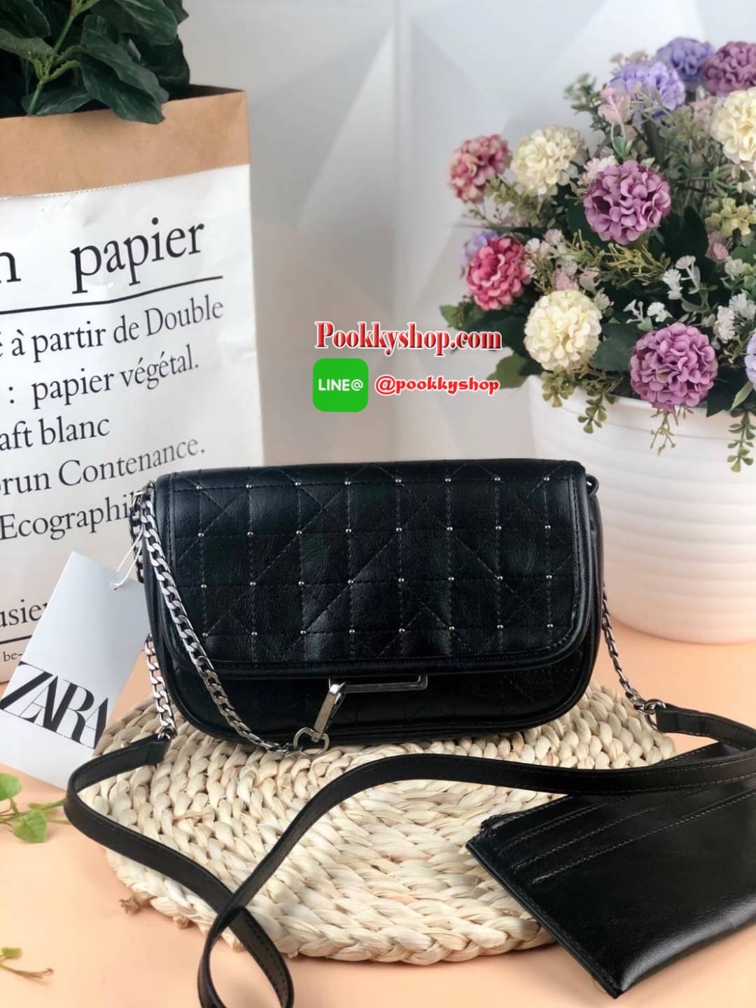 Zara soft rock crossbody wallet กระเป๋าสะพายครอสบอดี้ใบน่ารัก น้ำหนักเบา ที่ฝากระเป๋าแต่งหมุดน่ารักมากๆ ใบนี้ดูเท่แต่ลงตัวจริงๆค่า เปิดปิดแบบกระดุมแม่เหล็ก ด้านในมีกระเป๋าเล็กอีก 1 ใบ ใส่การ์ดได้ 6 ช่อง และช่องซิปใส่เหรียญได้ค่า ใบนี้จุของได้พอสมควรเลยนะค