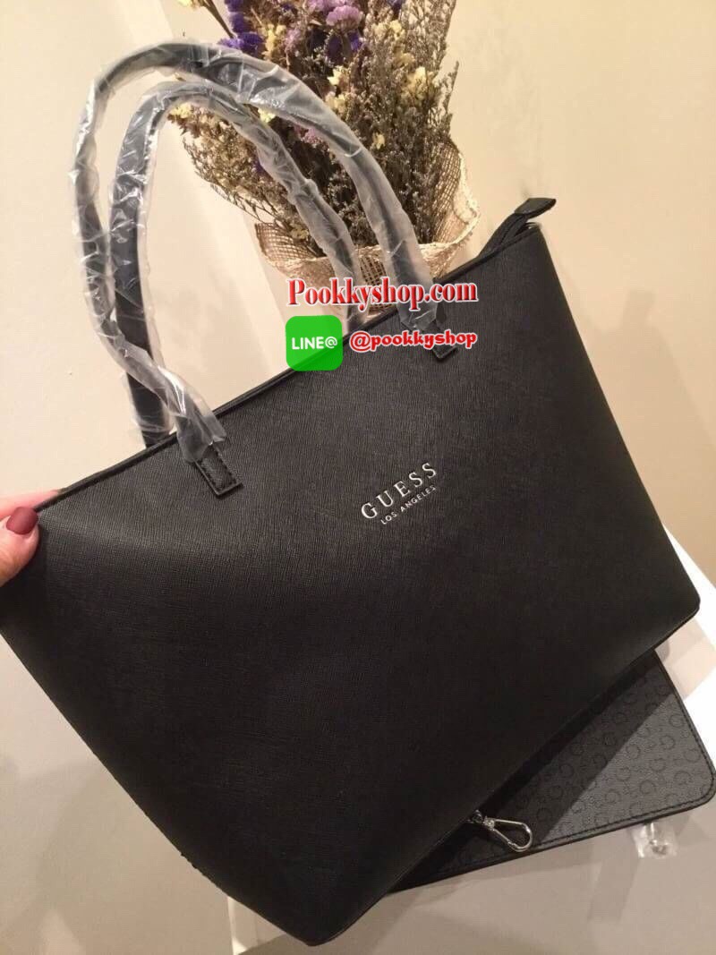 พร้อมถุงผ้าแบรนด์ GUESS BAG กระเป๋าสะพายทรง Tote จาก GUESS วัสดุหนัง Saffiano คุณภาพดี น้ำหนักเบา ด้านหน้าปั้มโลโก้แบรนด์สุดหรู รุ่นนี้มาพร้อมกระเป๋าใบเล็กสำหรับใส่ของ ถอดแยกใช้ได้ อะไหล่เงิน เปิดปิดกระเป๋าด้วยซิปสะดวกใช้ ด้านในโล่งกว้าง มีช่องเล็กสำหรับใ