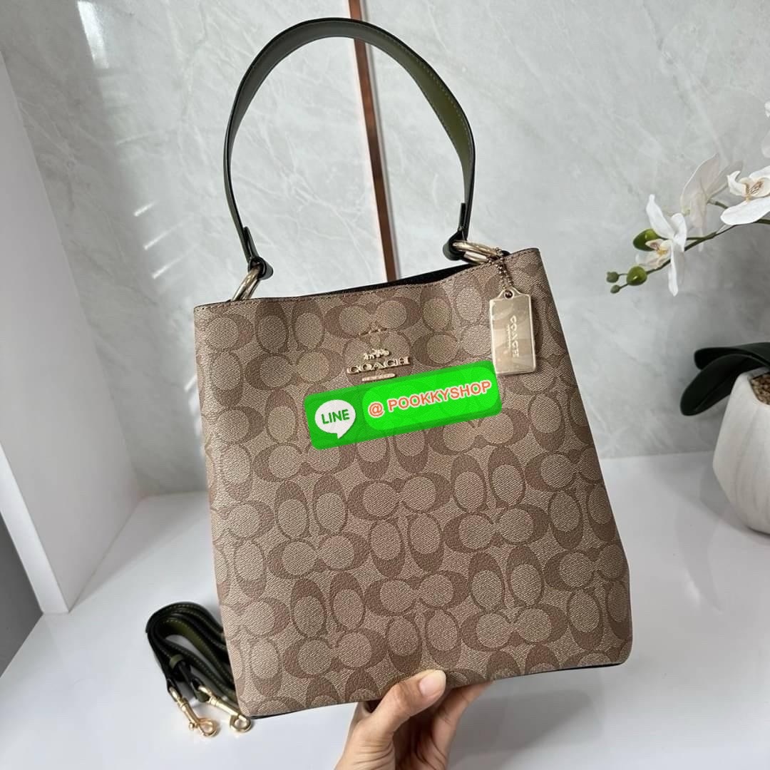 COACH TOWN BUCKET BAG IN SIGNATURE CANVAS (COACH 91512) 🔖 กระเป๋าสะพาย/ถือบัคเกต รุ่นคลาสสิคตลอดกาลไม่เอ้าท์ 🔖วัสดุ: แคนวาส ตัดหนังแท้ 🔖เปิด-ปิด กระเป๋าด้วยกระดุมแม่เหล็ก ภายในช่องโล่ง มีช่องซิปแบ่งตรงกลาง แยกเก็บของได้อย่างเป็นสัด