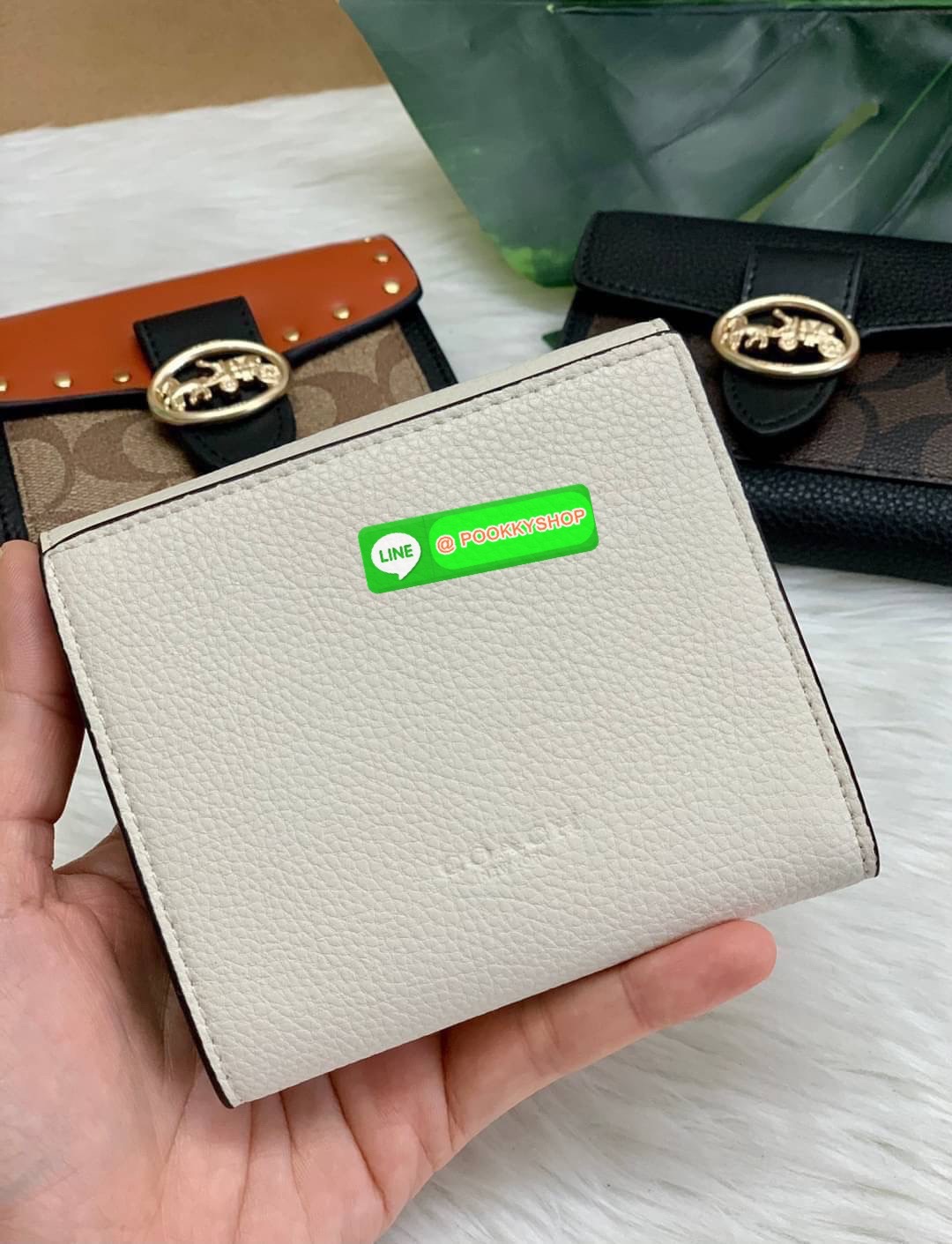 COACHGEORGIE SMALL WALLET IN SIGNATURE ((6791//7250) พร้อมส่ง!! กระเป๋าเงินใบสั้น หนังแท้ชั้นดีค่ะ! 🌈ด้านหน้าสวยหรูด้วยอะไหล่โลโก้แบรนด์ พร้อมเป็นช่องกระดุมสำหรับใส่เหรียญและช่องเสียบบัตรหนึ่งช่องนะคะ