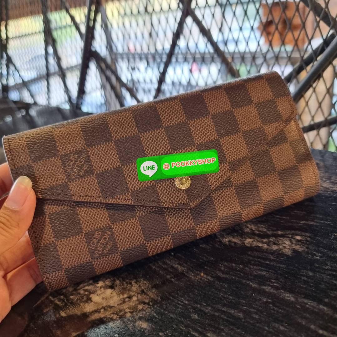Hot item!! LV long flap wallet with gwp กระเป๋าสตางค์พรีเมี่ยมกิ๊ฟ เป็นไอเท็มสุดฮิต แบบฝาพับ ใช้งานสะดวกขึ้นกว่าเดิม รุ่น unisex ที่จะหนุ่มๆสาวๆ ก็ใช้ได้หมด!! ใบยาวขนาดกำลังเหมาะมือ ถือแล้วขับผิวทุกสี วัสดุหนังแคนวาส ทนทาน เปิด-ปิดด้วยกระดุม ภายในมีช่องใส