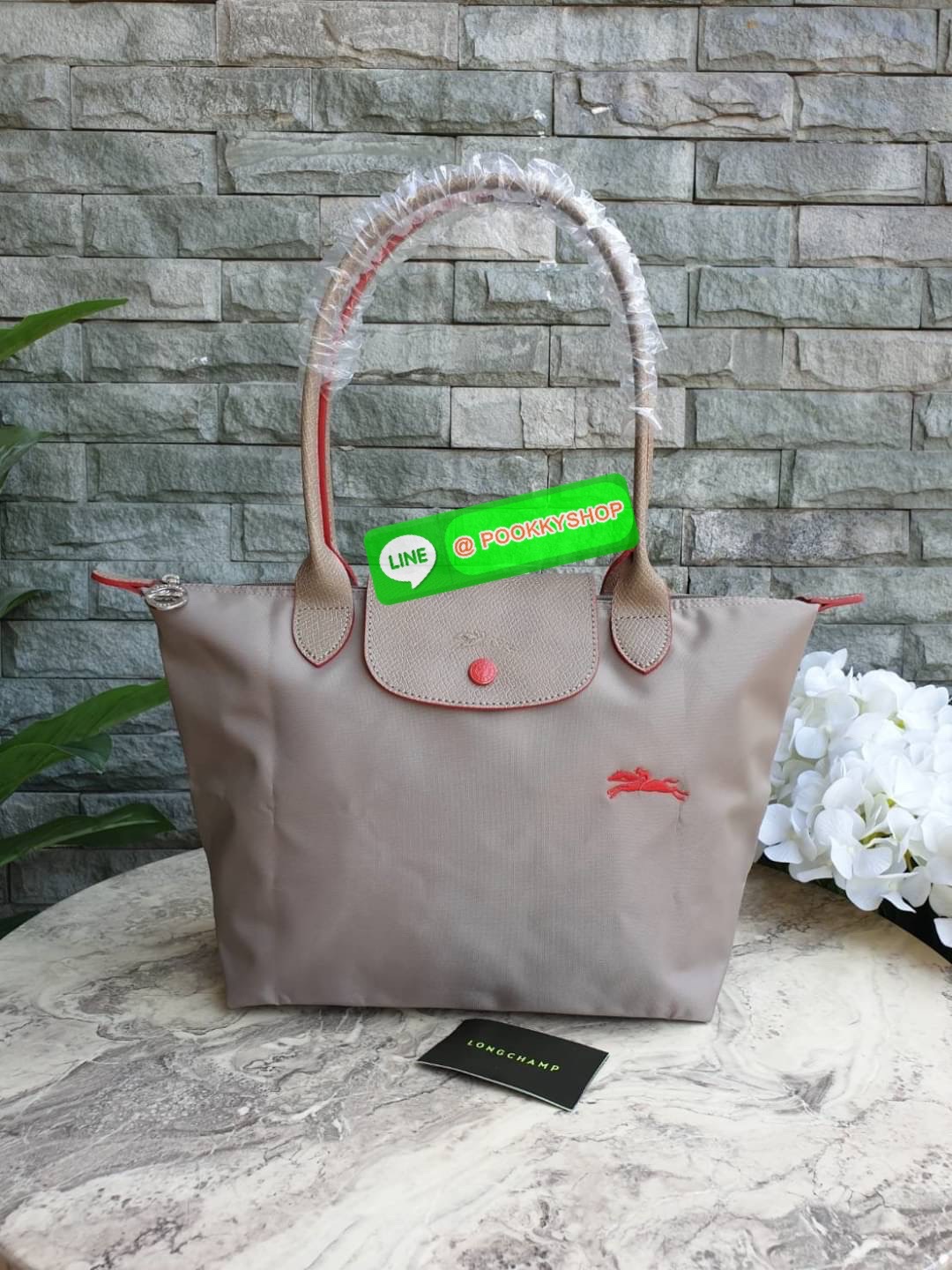 Longchamp Le Pliage Club Tote Bag Size S หูยาว วัสดุเนื้อผ้า Nylon Canvas เคลือบกันนำ้ ตัดด้วยหนังแท้ที่มีน้ำหนักเบา ดีไซน์เรียบง่ายแต่เต็มไปด้วยความคลาสสิก จนเป็นที่ชื่นชอบไปทั่วโลก Longchamp ปรับโฉม LE PLIAGE ด้วยการปักลายรูปม้า-ตราสัญลักษณ์ของแบรนด์บนผ