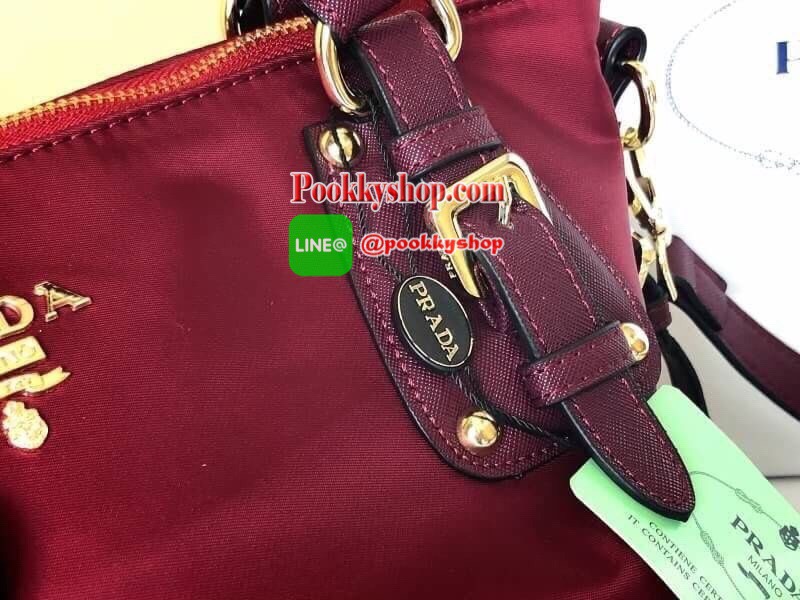 PRADA NYLON BAG WITH ZIP กระเป๋าถือหรือสะพายพรีเมี่ยมกิ้ฟจากเคาน์เตอร์แบรนด์ Limited edition วัสดุ Nylon เนื้อหนาคุณภาพดีตามแบบฉบับแบรนด์ด้านหน้าประดับโลโก้หรู เปิดปิดด้วยซิป ภายใน Polyester 100% มีโลโก้ ช่องซิปจุมากค่ะ สามารถใส่เอกสาร A4 ipad ของใช้ได้เย