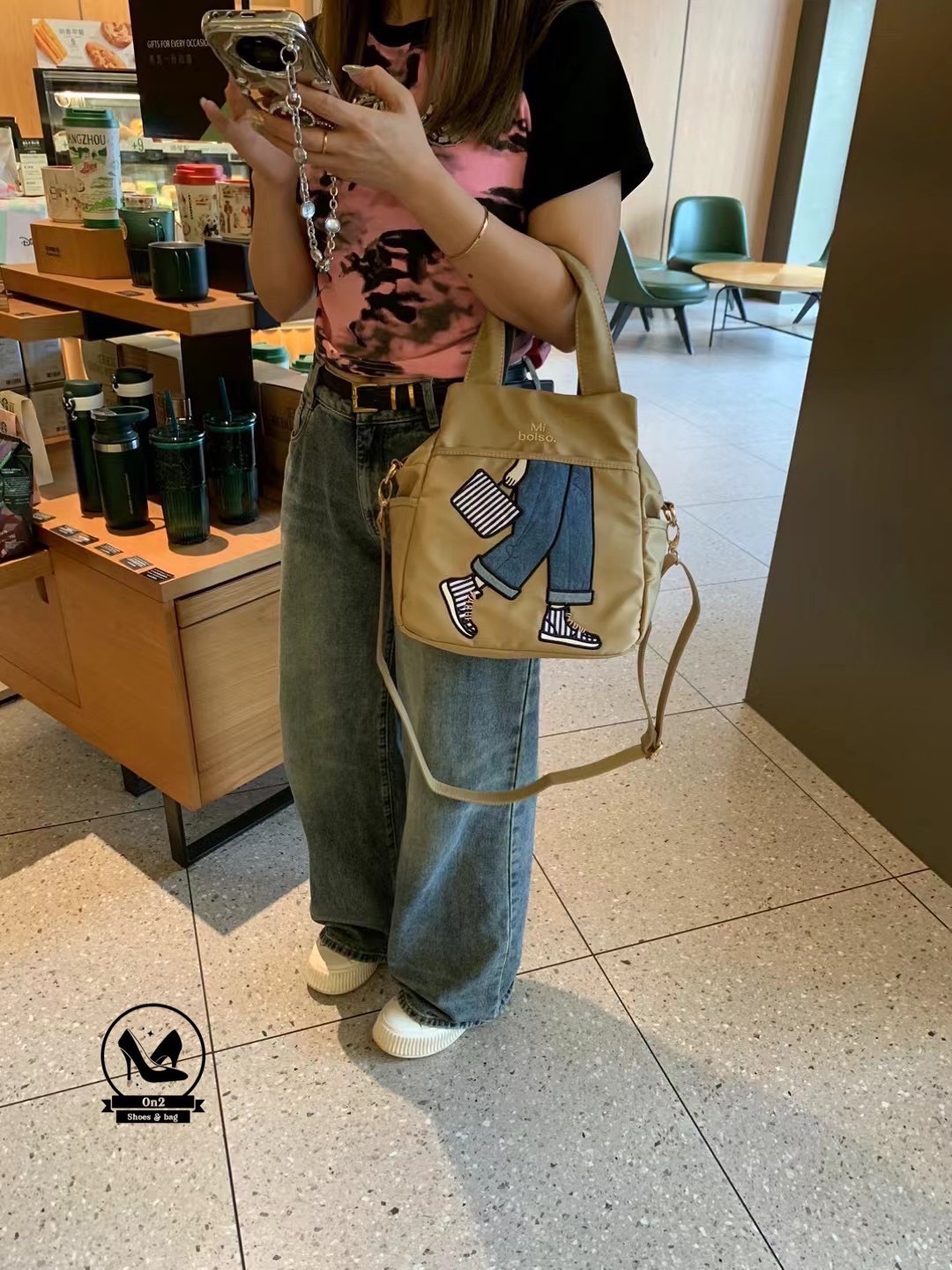 กระเป๋าเป้ได้ สะพายข้างได แบรนด์ miss zapatos วัสดุตัวกระเป๋าทำจากผ้ากันน้ำอย่างดี water proof อะไหล่สีเงิน ด้านบนเป็นปากซิป ด้านหน้า และด้านหลังมีช่องซิป ด้านข้างมีช่องใส่ของ งานจริงน่าใช้มาก สายกระเป๋าสะพายทำเป็นเป้ได้ หรือทำเป็น crossbody bag ก็ได้นะคะ