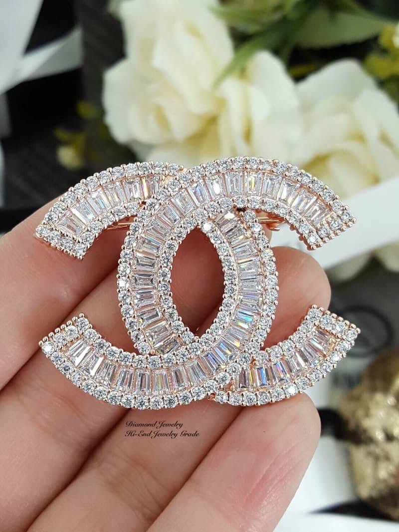 Super Hi-End Quality !!!!!! ทีเด็ดอีกตัวของวันนี้มาแล้วจ้าาาายกให้กับ Chanel Brooch ตัวนี้ค่ะ รุ่นนี้เป็นงานซุปเปอร์ไฮเอนนะคะ งานสวยยยยที่สุดเกรดดีที่สุดนะคะ วัสดุเกรดเทียบเท่าของแท้ งานเกรดจิวเวอรี่ ใส่เข้า shop ได้เลยค่ะรุ่นนี้ งานอย่างดีเพชร “Premium C