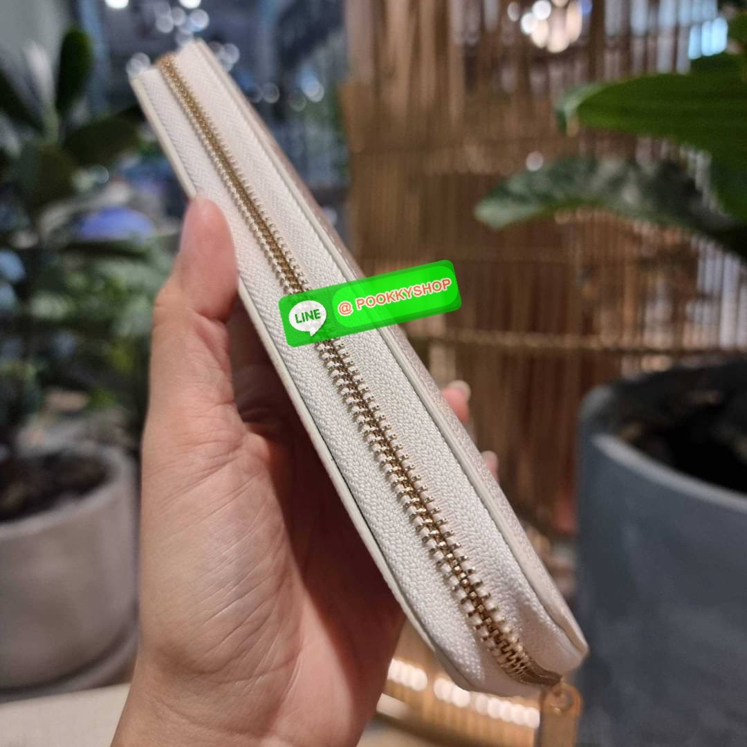 NEW IN!! LV long zip wallet with gwp กระเป๋าสตางค์พรีเมี่ยมกิ๊ฟ ดีไซน์ล่าสุด หวานๆสวยๆ น่าใช้มาก ใบยาวขนาดกำลังเหมาะมือ ถือแล้วขับผิว โดดเด่นด้วยสไตล์การไล่เฉดสีโทนละมุน ดูโดดเด่นไม่เหมือนใคร วัสดุหนังแคนวาส ทนทาน เปิด-ปิดด้วยซิปรอบ ภายในมีช่องใส่บัตรเยอะ