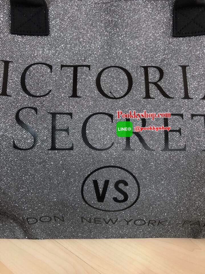 👜Victorias Secret Limited Edition Weekender Tote Bag Silver Glitter XL Zipper กระเป๋าสะพายไซส์ XL สวยเด่นสะดุดตาสีบรอนซวิ้ง ด้านหน้ามีโลโก้อักษรสีดำ ตัดกับสีกระเป๋าอย่างสวยงาม เปิดปิดซิป ภายในกว้างขว้างมาก จุเสื้อผ้าไปเที่ยว ตจว. ได้ประมาน 3-4 วัน