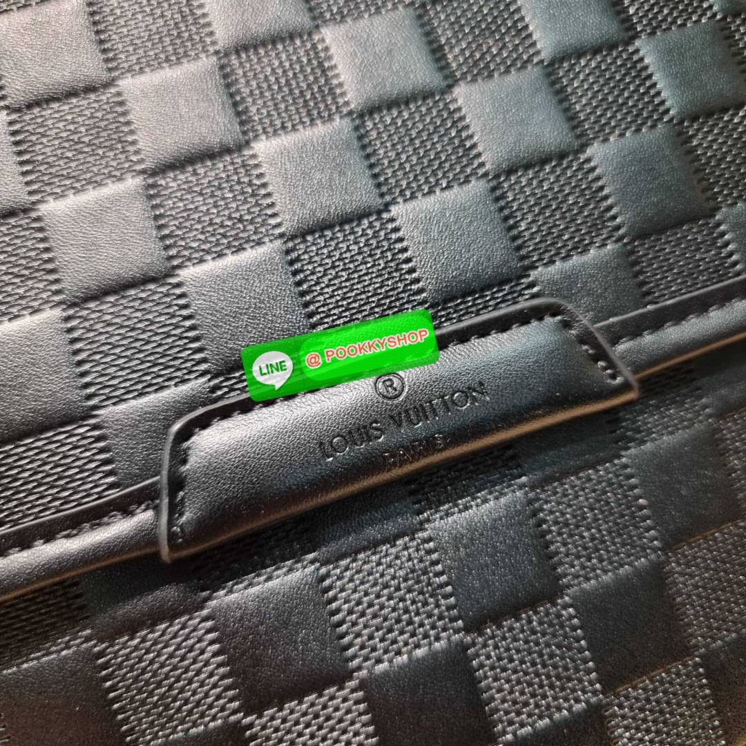 LV bass macassar monogram bag ของใหม่จัดให้หนุ่มๆ จากเคาน์เตอร์ dutyfree กับกระเป๋าสะพายทรงแมสเซ็นเจอร์ ไซส์กำลังดี เหมาะกับหนุ่มๆที่รักความคล่องตัว วัสดุหนังแท้ปั๊มลายเต็มใบ ดีไซน์คลาสสิค เปิด-ปิดด้วยกระดุมแม่เหล็ก ภายในโล่ง ใส่โทรศัพท์ได้ทุกรุ่น ใส่กระเ