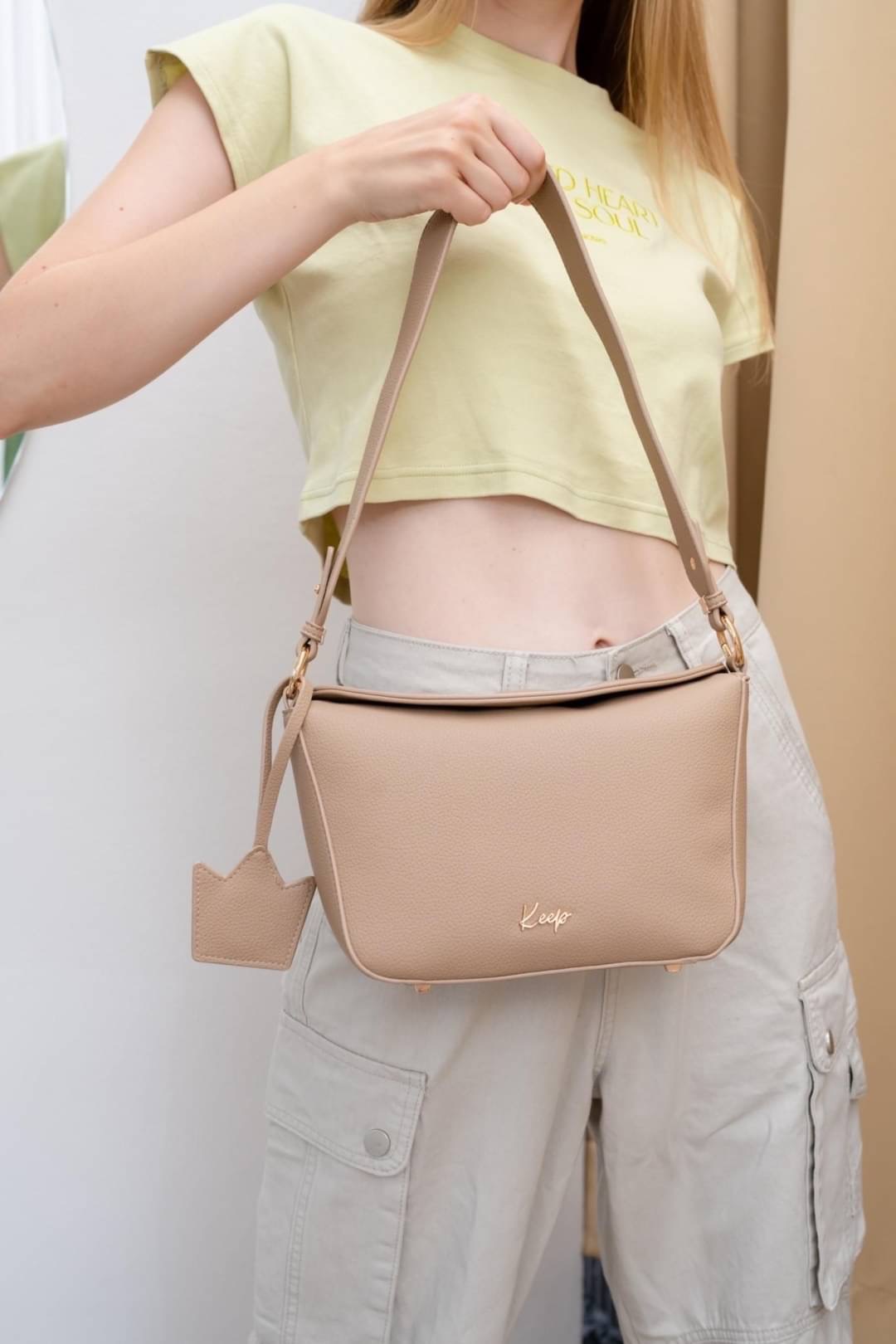 New in ! Our Summer collection KEEP ' Hana handbag ' กระเป๋าถือ / สะพาย Minimal ที่จะเป็น Everyday bag ของทุกคนแน่นอนค่า