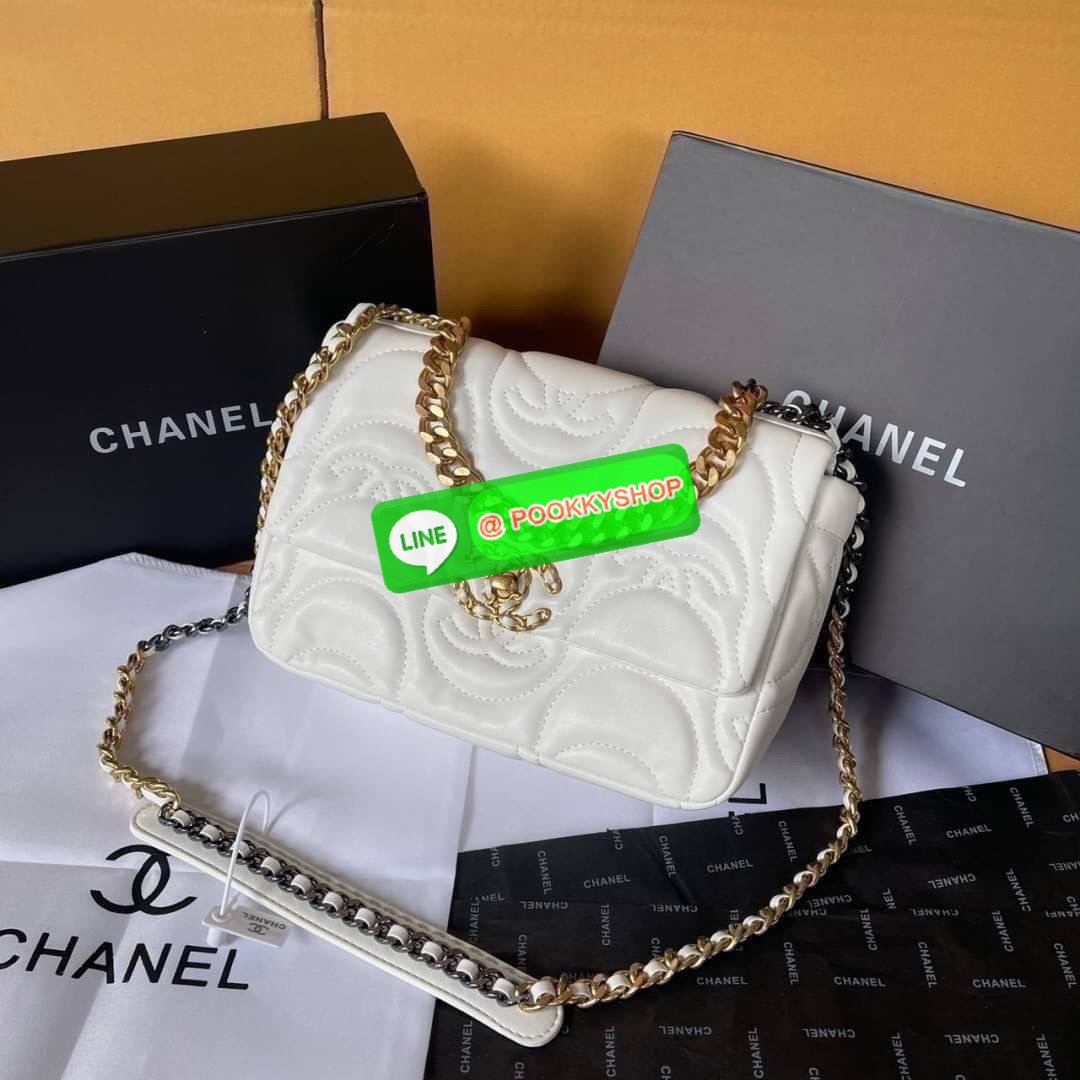 Chanel อเนกประสงค์ รุ่น Limited edition ลายวินเทจแบรนด์ หนังแกะ พร้อมสายยาวโซ่ต่อหนัง น้ำหนักเบา ภายใน มีช่องซิปเปิดปิดด้วยฝาปิดตัวล็อค มีช่องหลัง ใส่กระเป๋าสตางค์ใบยาวได้ค่ะ ตัวจริงสวยมากๆถูกใจรีบจองนะคะ ใส่มือถือได้ทุกรุ่น สะพายเป็นสายคู่ หรือ สะพายยาวไ