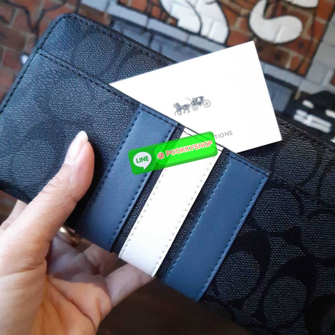 COACH F26070 MEN LONG WALLET IN SIGNATURE CANVAS WITH VARSITY STRIPE รุ่นใหม่ล่าสุด!! กระเป๋าสตางค์แถบฟ้าขาวใบยาว ดีไซน์ใหม่ สวยดูหรู ถือใช้กำลังเหมาะมือ วัสดุหนังแคนวาสเคลือบลาย เปิด-ปิดด้วยซิปรูดรอบใบ ด้านในเป็นหนังแท้ ใส่บัตรได้เยอะ ใส่ธนบัตรได้ทุกชนิด