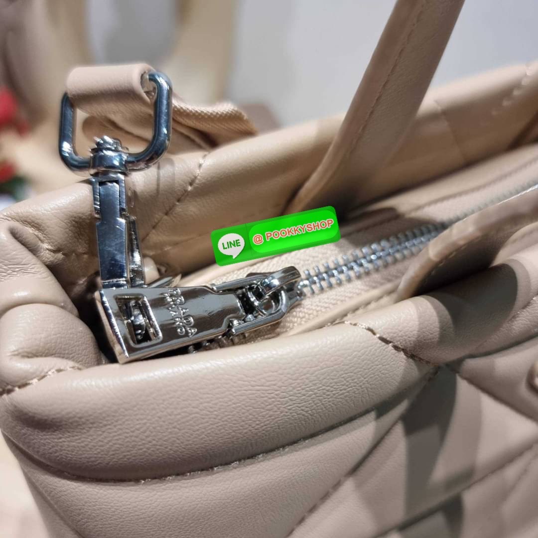 PRADA LEATHER PADDED BAG ใหม่ล่าสุด กับคอลเลคชั่นที่ทำออกมาตอบโจทย์ได้ทุกไลฟ์สไตล์ และเป็นยูนิเซ็กส์ กับกระเป๋าทรงโท้ท ขนาดกำลังดี วัสดุหนังแท้ ตัดเย็บเดินเส้นลายตาราง ปากกระเป๋ามีซิปเปิดปิด ภายในเป็นช่องโล่ง มีช่องแยกให้ มาพร้อมสะพายข้างและใบลูก ให้ได้สน