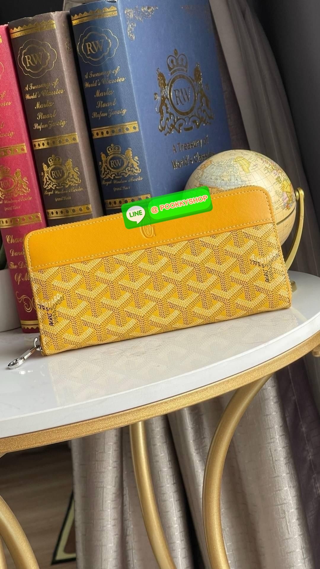 Goyard Matignon GM Wallet แบรนด์สัญชาติฝรั่งเศสที่มีความคลาสสิคและลวดลายอันเป็นสัญลักษณ์ อีกหนึ่งรุ่นที่แนะนำ กระเป๋าสตางค์ แบบยาว Matignon GM ที่มีซิปปิดสนิทและปลอดภัย ช่องใส่การ์ด 12 ช่อง ช่องซิปตรงกลาง และช่องเก็บของขนาดใหญ่ 2 ช่อง ช่วยให้คุณเก็บการ์ด