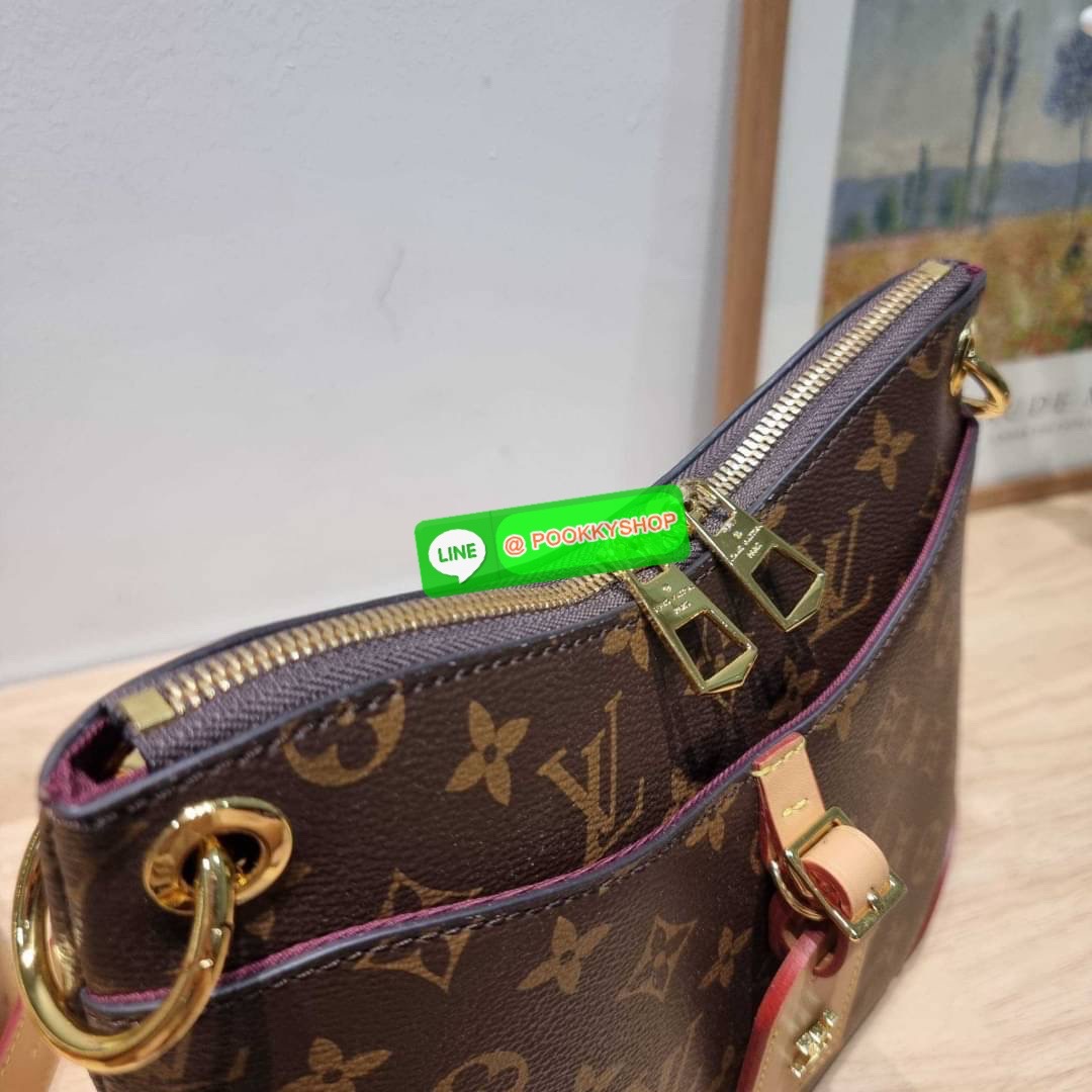 🔆 Model LV odeon bag 🔆 Details ฮอตที่สุด กับกระเป๋าสะพายดีไซน์คลาสสิค ขนาดกำลังดี ทำให้ใช้งานได้สะดวก ปากกระเป๋ามีซิปเปิดปิด ด้านหน้ามีช่องใส่ของได้ ภายในโล่งกว้าง ใส่ได้ทั้งกระเป๋าสตางค์ใบยาว มือถือ ของจำเป็นต่างๆ มาพร้อมสายสะพาย ปรับได้ต