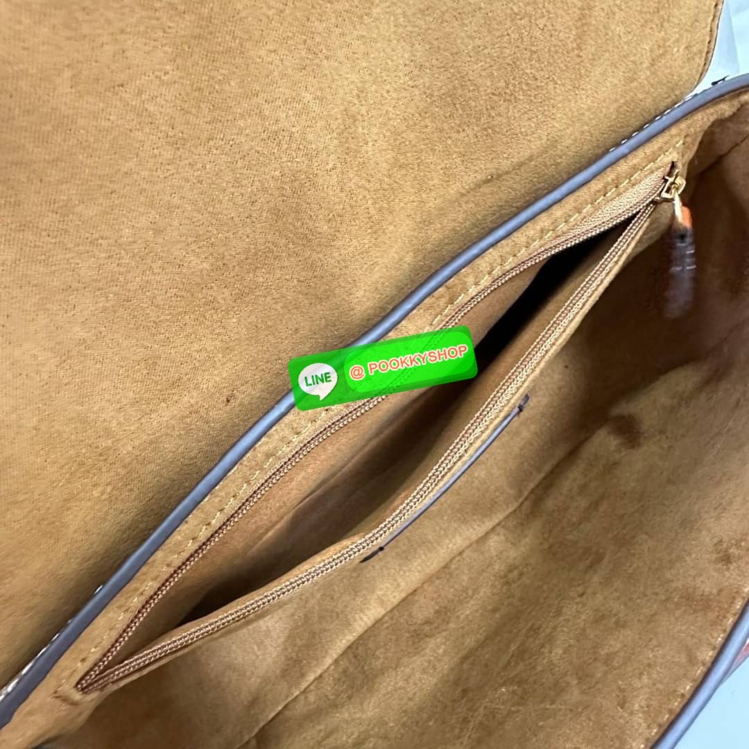 COACH MILLIE SHUOLDER BAG (COACH CE639) กระเป๋าคล้องไหล่และสะพายข้าง วันดุแคนวาส+หนังแท้ เปิด-ปิดกระเป๋าแบบหมุนล็อค ภายในใส่กระเป๋าเงินใบยาว ของจำเป็นอื่นๆได้ มีช่องซิปให้ใส่ของจุกจิก ด้านหลังกระเป๋ามีช่องซิปอีก1ช่อง สายถอดได้ทั้ง2สาย