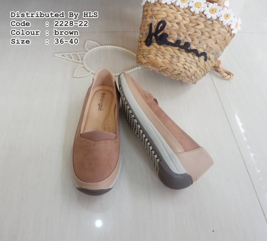 รองเท้าหนังคัชชูทรงBoy พื้นยางอย่างดีกันลื่นแน่นอนคะ หนังบนสักกะหลาดนิ่มๆ ด้านหน้าขอบยืดใส่ง่าย เก๋ๆ ใส่สบายมากๆคะ ใส่ชิวๆ น่ารักคะ