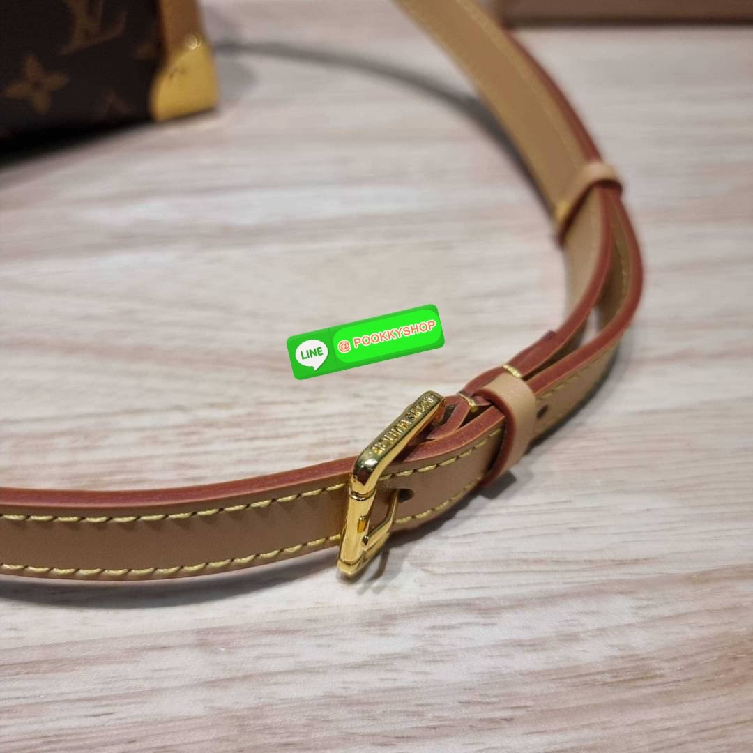 LV SIDE TRUNK สุดยอดกระเป๋าไอคอนนิค ทรงสวย ใหม่ล่าสุดจากเคาน์เตอร์ dutyfree สวยมีเสน่ห์ รูปทรงกล่อง โดดเด่นด้วยหมุดเข้ามุม ซิปเปิด-ปิดล็อคได้ วัสดุหนังแคนวาส ภายในเป็นช่องโล่ง มีสายสะพายมาให้ถึง 2 เส้น คล้องแขน คล้องไหล่เก๋ๆ หรือสะพายข้างชิคๆ พร้อมตอบรับไ