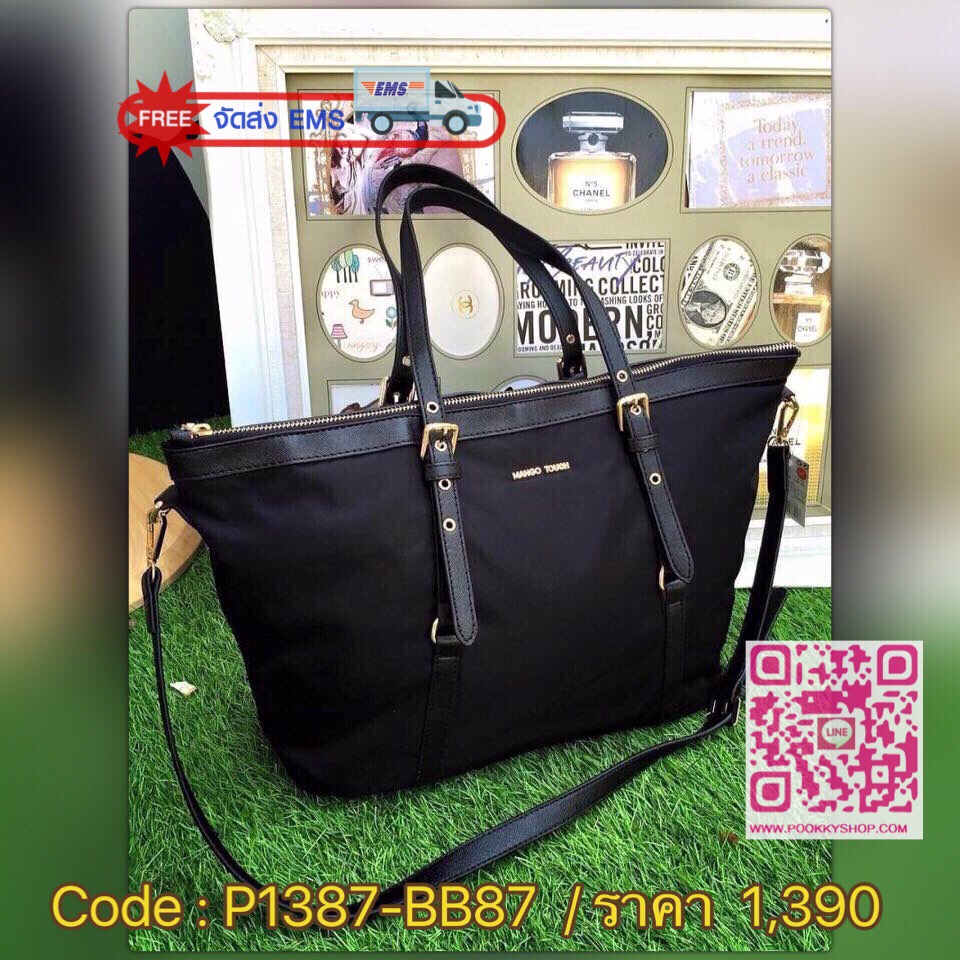 กระเป๋าทรงเท่ห์ สีดำ ยี่ห้อ MANGO คล้าย PRADA วัสดุทำด้วยผ้าร่ม น่าใช้ ขอบและสายกระเป๋าเป็นหนัง saffiano อะไหล่สีทอง ตัดกันลงตัว ดูดีค่ะ ภายในมีช่องซิป 1 ช่อง ฐานแข็งเป็นทรง สายยาวถอดออก และปรับระดับได้ จุของได้เยอะเลยค่ะ เป็นสินค้าแบรนด์แท้ งาน Sale ค่ะ