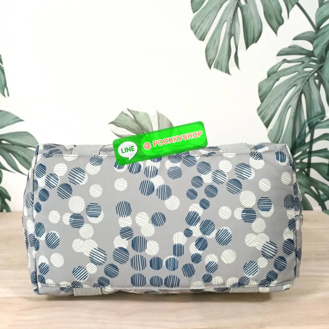 KIPLING Art Medium Tote Bag กระเป๋าเป้สะพายหลัง วัสดุด้านนอก Nylon +polyester กระเป๋ารุ่นฮิตตลอดกาล จาก kipling ลายใหม่ -ด้านหน้ามีช่องแยกใส่ของใช้เล็กๆน้อย 2 ช่อง -ช่องหลักโล่ง กว้าง จุของได้เยอะมาก พร้อมสายคล้องพวงกุญแจและช่องซิปแยกด้านข้างผนังกระเป๋า -