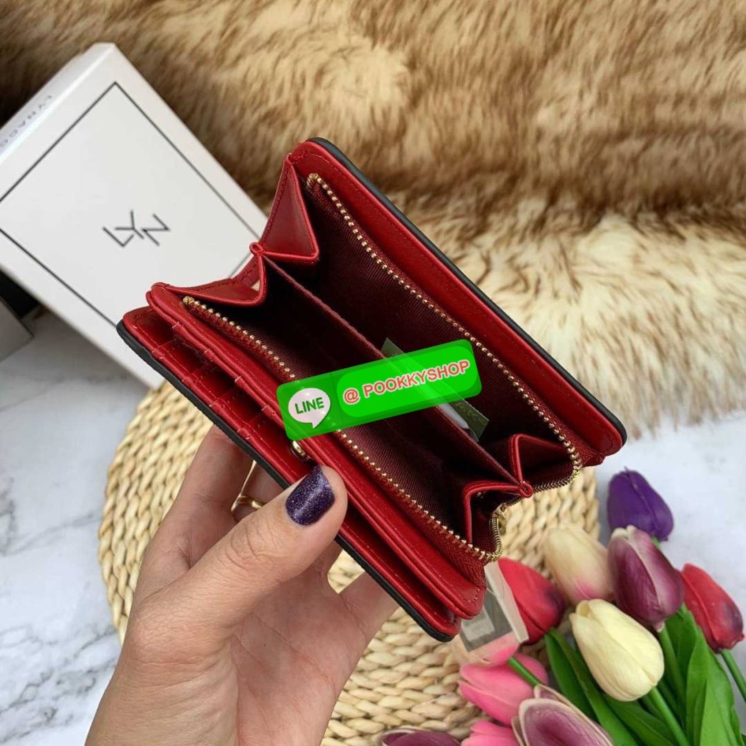 Lyn Wallet กระเป๋าตังLYN ขนาดใบกลาง ด้านหน้าติดโลโก้แบรนด์ ด้านในมีช่องใส่บัตร8ช่อง ช่องใส่ธนบัตรและช่องซิบแยกใส่เหรียญ ตัวจับซิบปั๊มแบรนด์ ใครกำลังมองหากระเป๋าสตางค์สีเรียบๆชิคๆแนะนำค่ะ