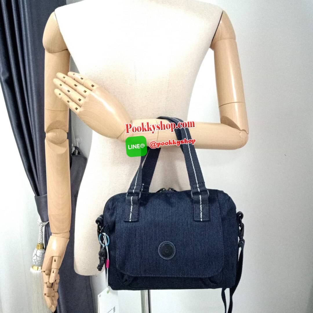 Kipling Brynne handbag & shoulder bag กระเป๋าถือหรือสะพายข้าง รุ่นใหม่จาก Kipling รูปทรงโค้งมนสวย พร้อมสายสะพายแบบคล้องแขนและสายสะพายยาว สามารถใช้งานได้ทั้ง 2 แบบ ด้านหน้ามีช่องใส่ของใช้จุกจิก ด้านในช่องโล่งกว้าง มีซิปข้างและช่องใส่ของแยกอีกฝั่ง เหมาะกับก