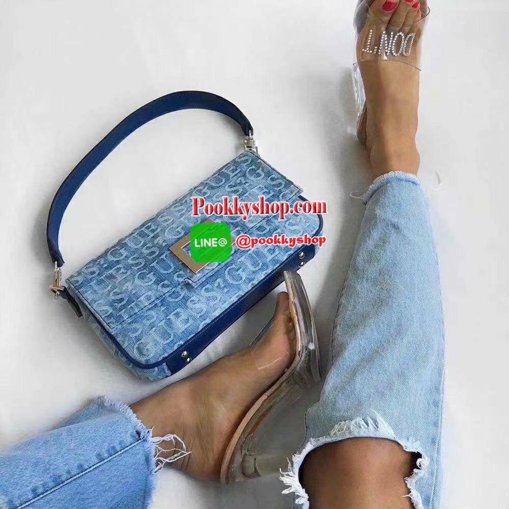 New Collection !! Guess Women’s Crossbody Bag รุ่นใหม่ชนช็อป!! กระเป๋าสะพายไหล่/สะพายข้าง/ถือเป็นคลัช มีดีเทลสวยเก๋!! วัสดุผ้ายีนส์ทอลายแบรนด์ ตัวกระเป๋าตัดขอบหนัง มาพร้อมสายหนังสะพายไหล่และสายสะพายยาวเลื่อนปรับได้ ด้านหน้าประดับโลโก้แบรนด์ มีหมุดรองฐาน4ม