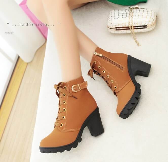 COLLECTION STYLE KOREA Lot ที่ 7 มาถึงแล้วค่ะ งานสวย แบบขายดีมาก ครองแชมป์ขายดีตลอดกาลไปแล้วสำหรับรุ่นนี้ รองเท้าบู้ทสั้นทรงหุ้มข้อส้นหนาพื้นมัฟฟิ่น วัสดุหนังสักกะหลาดเนื้อนุ่มแต่งอะไหล่ทองเงา งานนำเข้าแฟชั่นสไตล์เกาหลี ห่วงร้อยเชือกตอกตาไก่อย่างดี ถอดใส่