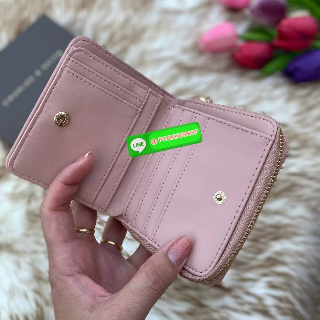 CHARLES & KEITH COMPACT WALLET กระเป๋าตังใบสั้นฟังก์ชันครบ!! ด้านหน้ามีโลโก้แบรนด์ มีช่องซิปใส่เหรียญ เปิดปิดแบบกระดุม ด้านในมีช่องใส่การ์ด 16 ช่อง มีช่องใส่ธนบัตรตามยาว ไม่ต้องพับแบงค์ค่า คุ้มมากๆเลยใบนี้