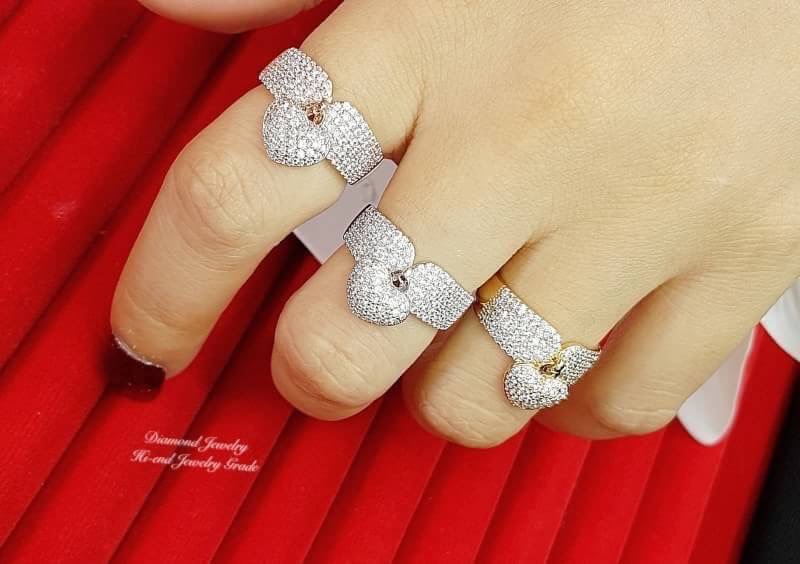 New Arrival !!!!! Diamond Ring แหวนเพชร CZ แท้เกรดพรีเมี่ยม รับรองความขาวใส วิ้งกระจุยกระจายเลยคร่า ดีไซน์หัวใจ งานน่ารักๆ ใส่ออกข้างนอกได้ทุกโอกาส รีบจับจองกันได้เลยนะสาวๆ ตัวเรือนสีเงิน/ทอง/พริ้งโกลด์ งานชุบ 18KGP ไม่ลอกไม่ดำ Made in Korea
