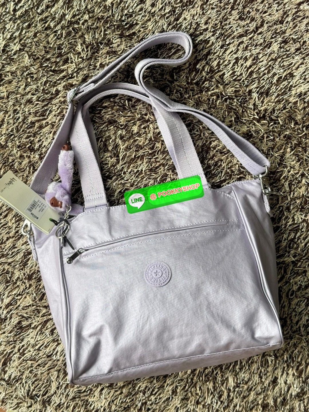 Kipling revir limited Japan shoulder bag เป็นอีกหนึ่งกระเป๋าสุดอเนกประสงค์สามารถใช้งานหลายรูปแบบทั้งกระเป๋าสะพายข้าง สะพายไหล่ หรือกระเป๋าถือด้วยสายสะพายที่สามารถปรับระดับและถอดออกได้ ดีไซน์คลาสสิกและเรียบง่ายพร้อมประดับโลโก้และลิงอันเป็นซิกเนเจอร์ แมตช์ก