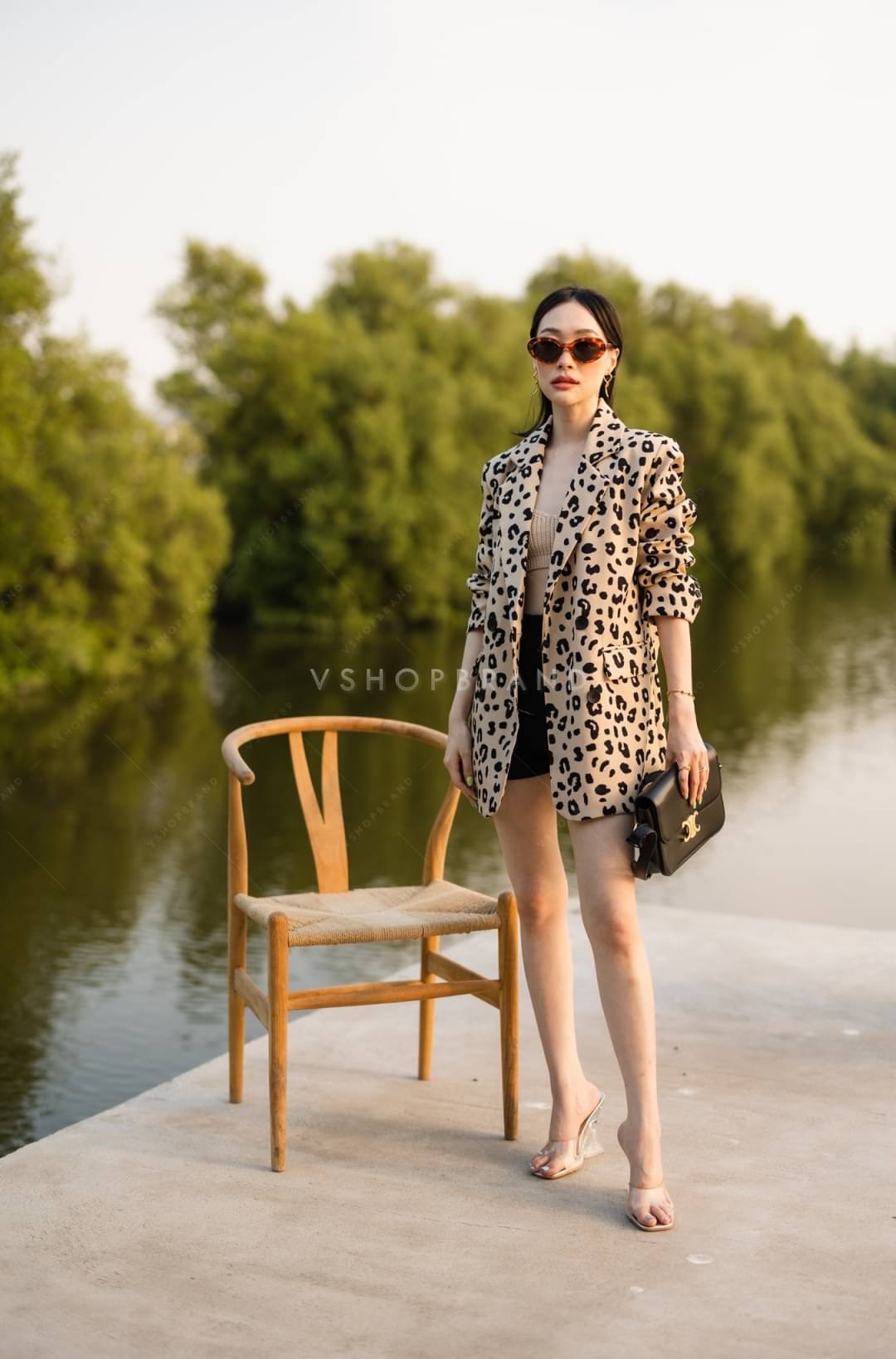 เสื้อสูทแต่งลายเสือดาวทรงสูท oversize แมทช์คู่กับอะไรก็เก๋ ผ้าสูทเนื้อดี มีซับใน คัตติ้งเนี้ยบ ทรงเป๊ะมากๆเลยค่ะ