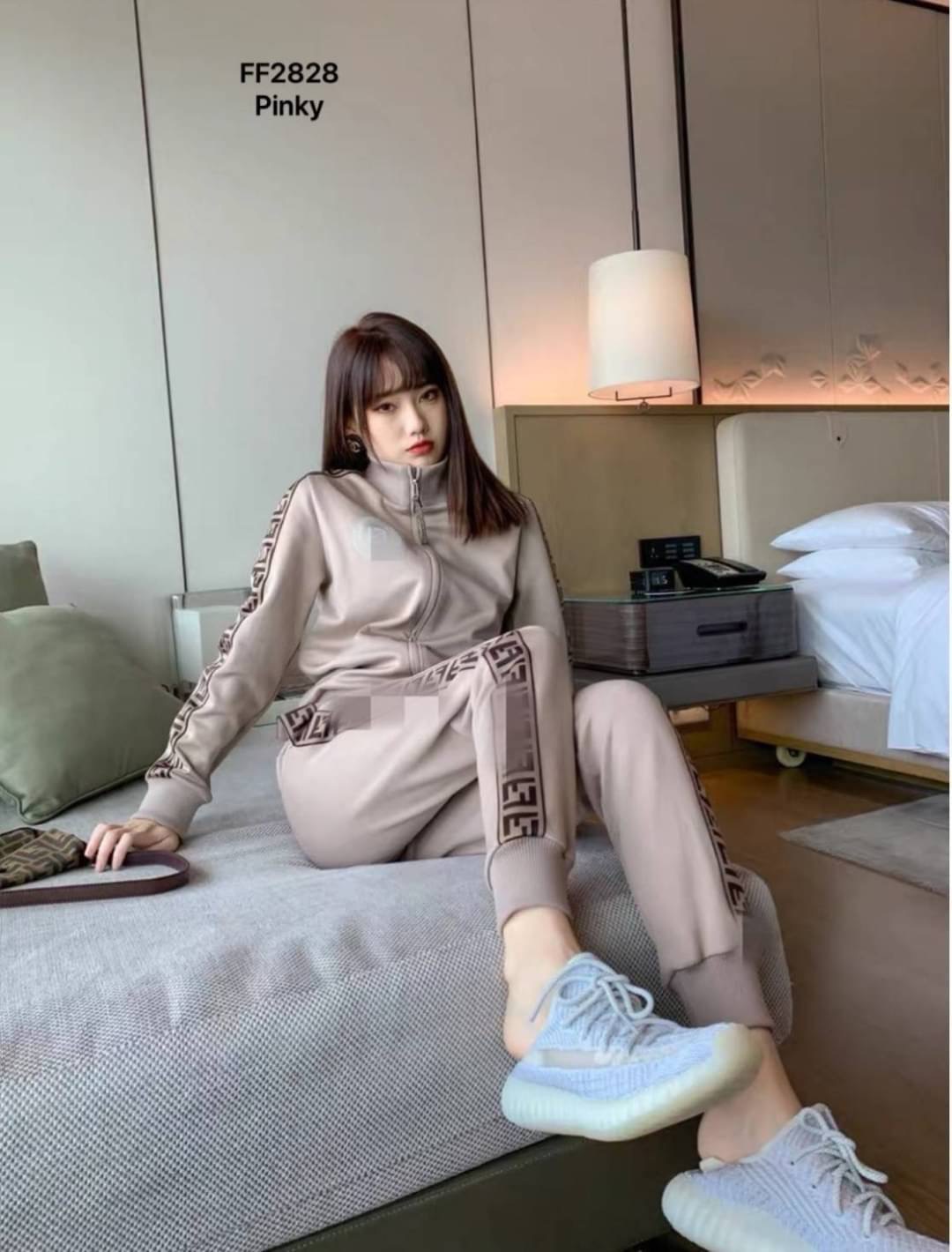 พร้อมส่ง ชุดเซ็ต FF2828 งานนำเข้าแบรนด์ดัง งานน่ารักสุด แนวสปอร์ตเกิล แนวคุณหนูก็มา ลุกซ์เท่ห์ๆ ผ้าดีมาก งานป้ายFENDI ดูแพงมากกก **กางเกงงานจริงไม่มีสายรูด