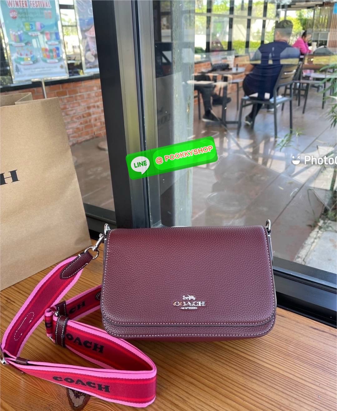 COACH CH483 – Camera Bag Strap Logo สุดจี๊ด รุ่นยอดนิยม โดดเด่นด้วยสายสะพายผ้าแถบโลโก้ COACH สีน้ำตาล -ดำ สะดุดตาไม่ซ้ำใคร! ดีไซน์ทรงกล่องกระทัดรัด ใส่มือถือ กระเป๋าสตางค์ และของใช้ประจำวันได้ครบ วัสดุ Signature coated canvas + หนังแท้ มาพร้อมฮาร์ดแวร์ทอง