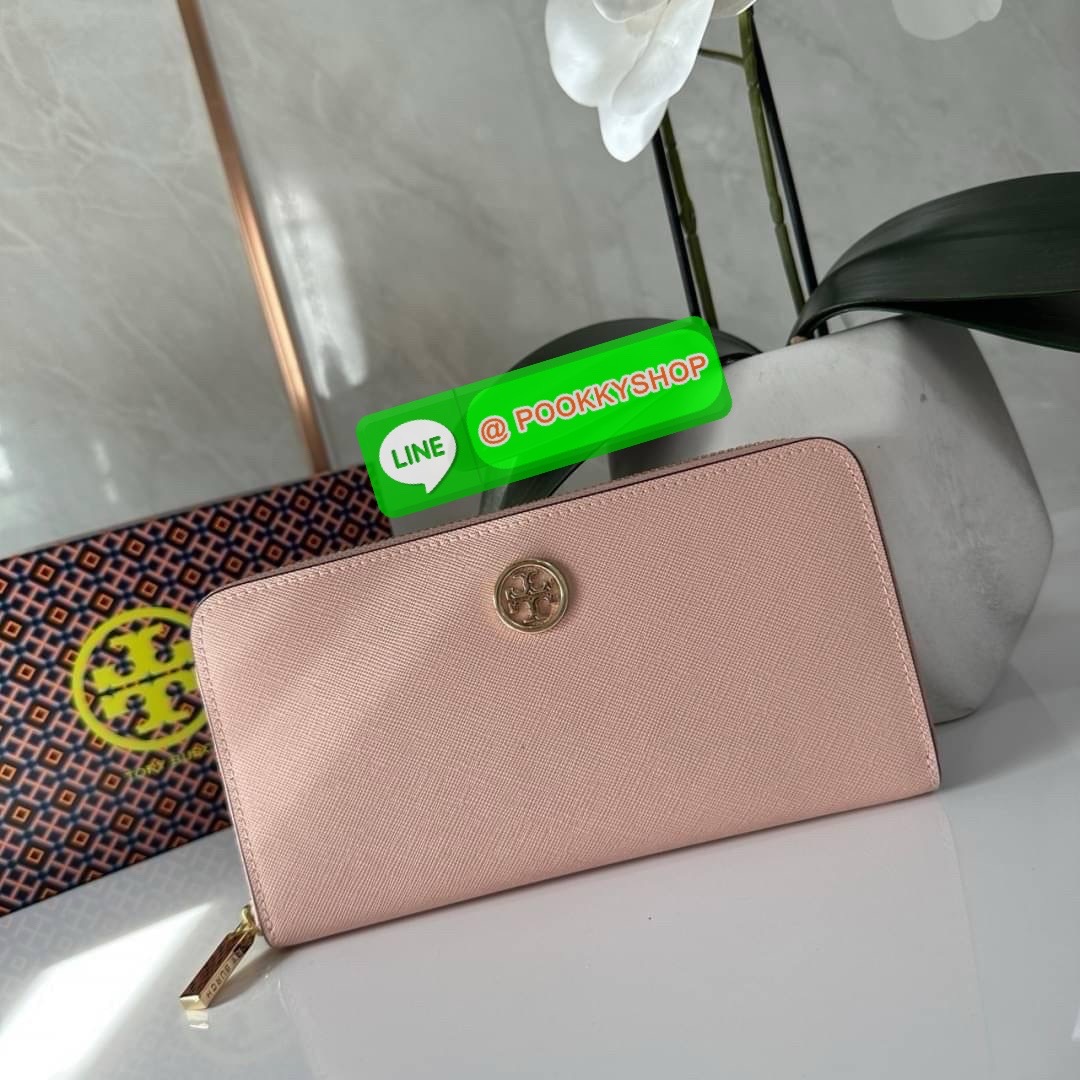 TORY BURCH ROBINSON MULTI GUSSET ZIP CONTINENTAL WALLET กระเป๋าสตางค์ใบยาว แบ่งสัดส่วนด้วยช่องซิปตรงกลางสำหรับใส่เหรียญ มีช่องใส่บัตร และใส่ธนบัตรได้ วัสดุหนังแท้ เปิด-ปิดกระเป๋าแบบซิปรูด ใส่โทรศัพท์มือถือได้ วันชิวๆพกกระเป๋าสตางค์ใบเดียวสะดวกมากค่ะ