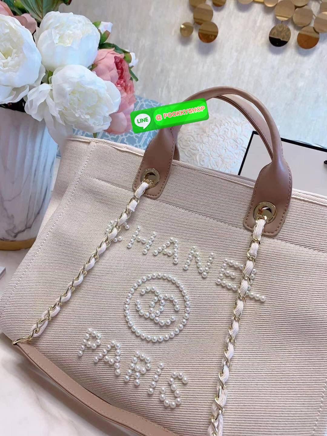 premium gift Chanel Tote canvas จากแบรนด์ Chanel กระเป๋าสะพาย Chanel Tote canvas โลโก้ปักกระเป๋าทรง Tote ผ้า canvas เนื้อหนาอย่างดีมีซับใน ด้านหน้าปักโลโก้ไข่มุกแบรนด์หรู หูจับมี 2 แบบคือ แบบสายหนัง และ โซ่ สามารถสะพายไหล่ได้คะ ใบใหญุจุของคุ้ม แต่น้ำหนักเ