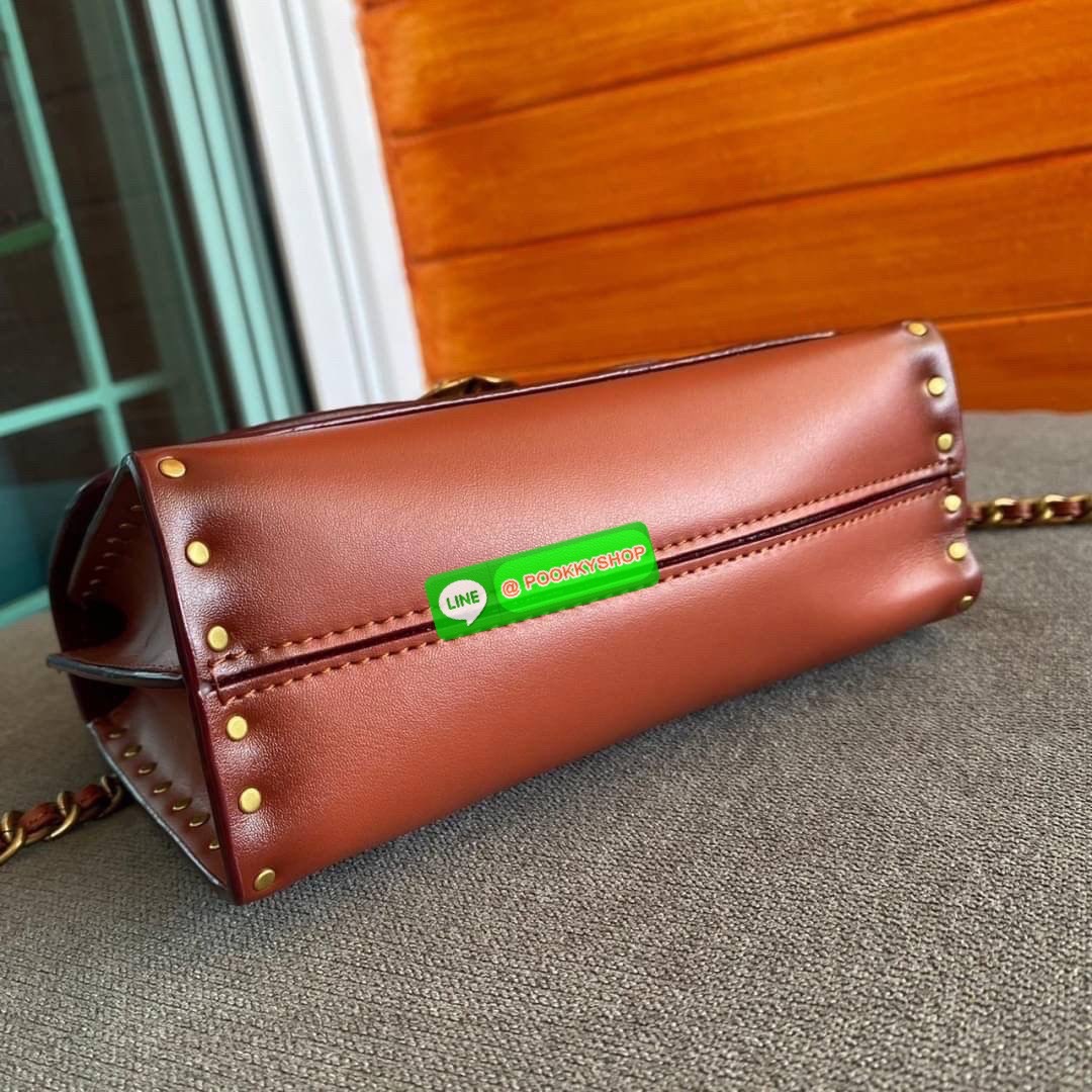 COACH PARKER 18 IN SIGNATURE CANVAS WITH RIVETS (COACH 30592) มาแล้วแม่ รุ่นที่สาวๆเรียกร้องถามหากันบ่อยๆ สุดหรูดูไฮโซมากแม่ ใครได้ไปรับรองหลงรักไม่ผิดหวังคะ วัสดุหนังแท้ สลับหนังแคนวาส รูปทรงสวย ตัวล๊อคกระเป๋าเป็นรูปดอกไม้ด้านหน้าที่เป็นเอกลักษณ์ มาพร้อม