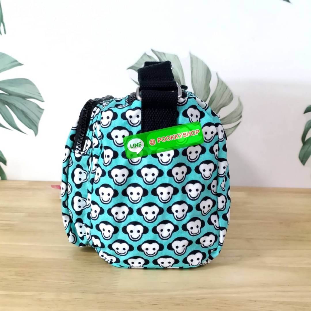 KIPLING RETH CROSSBODY BAG ซับในตาราง วัสดุ Nylon+polyester กระเป๋าสะพายข้างหรือ สะพาย Crossbody ได้ ช่องหน้าเปิด-ปิด ด้วยซิป พร้อมช่องแยกบ่อยด้านข้าง ช่องหลัก 2 ช่อง ด้านในโล่งกว้าง สามารถจุสัมภาระได้เยอะ พร้อมช่องซิปหลัง สายสะพายปรับระดับสั้น-ยาว ได้ fr