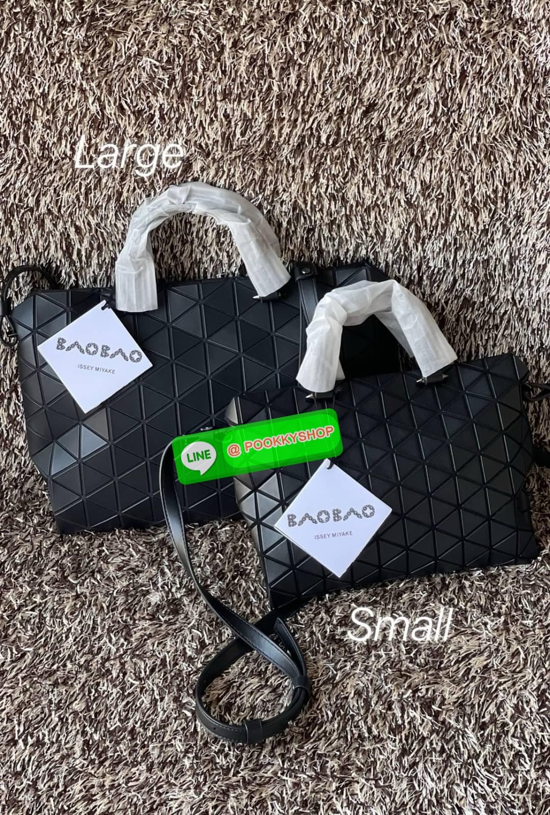 *Small BAO BAO ISSEY MIYAKE TONNEAU เป็น ซีรีย์ที่มีเอกลักษณ์เฉพาะตัว ด้วยแผ่นสามเหลี่ยมที่มีสัญลักษณ์เท่ากันทุกด้าน และยังผสมผสานงานดีไซน์ อันสง่างามเท่ากับฟังก์ชั่น การใช้งานสุดพิเศษ โดยมีจุดเด่นที่ซิปด้านบน สำหรับเปิดปิดและมีสายสะพายไหล่ ที่สามารถถอดออ